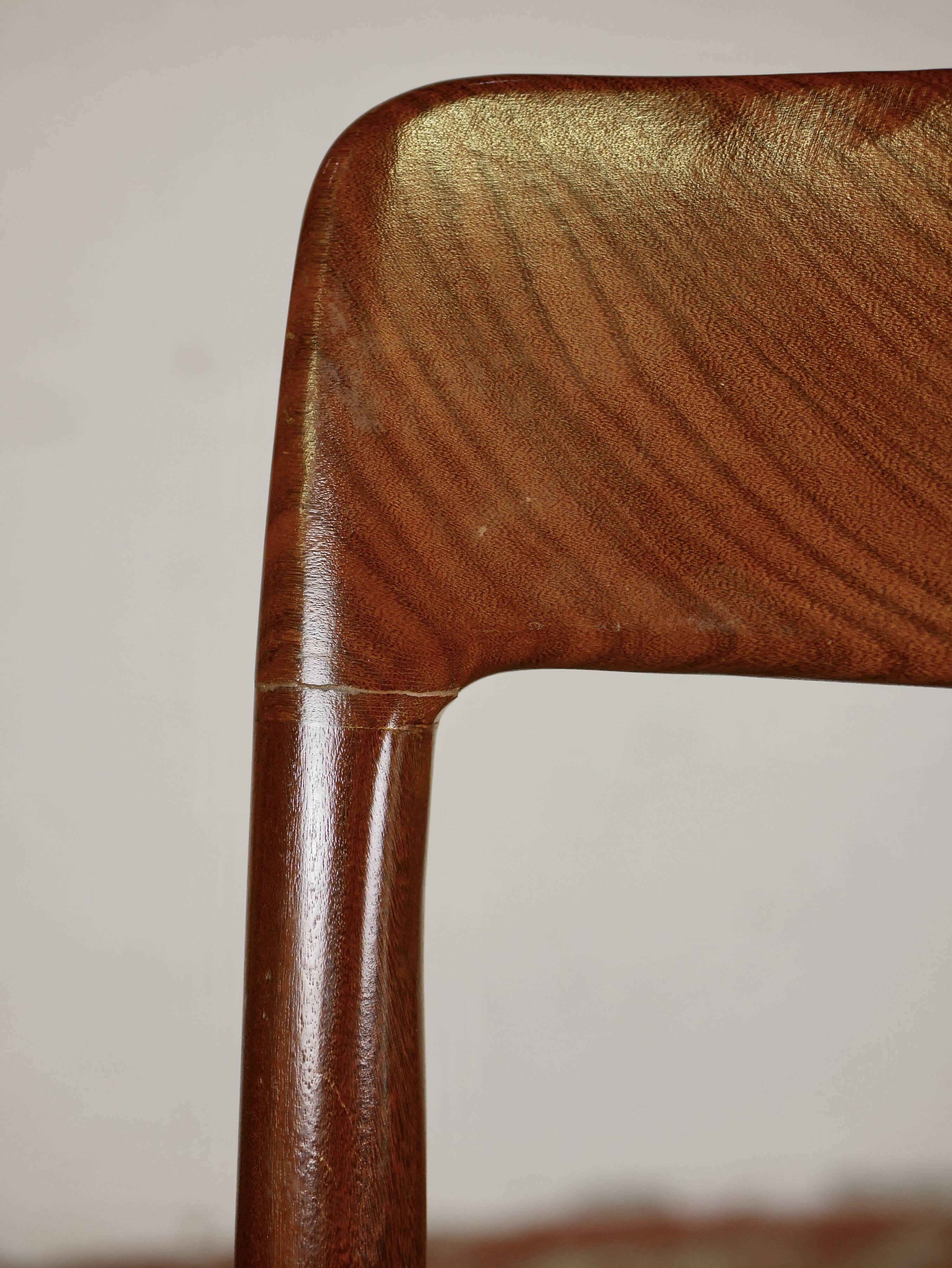 Suite de 6 chaises scandinaves en corde et teck