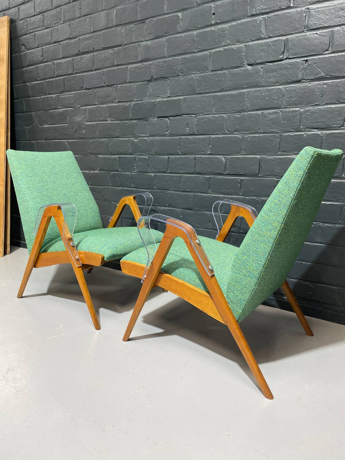 Paire de fauteuils par Tatra Nabytok