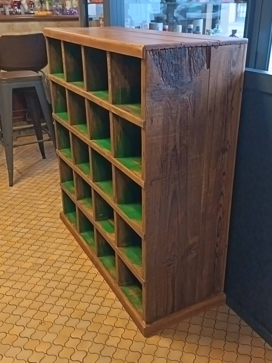 Workshop cabinet with compartments