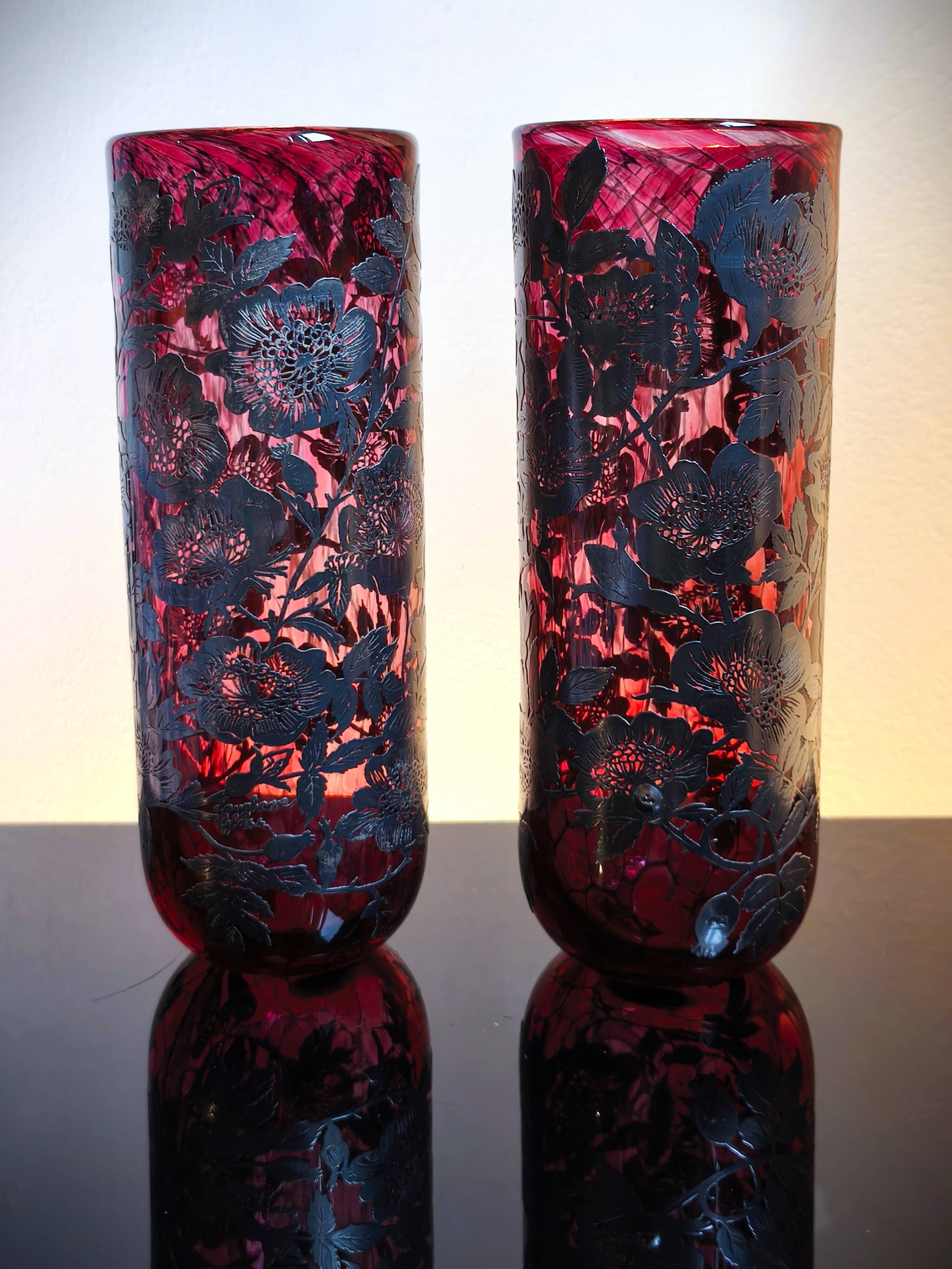 Paire de vases Laugharne avec revêtement en argent, en verre soufflé à la main de couleur rubis marbré.