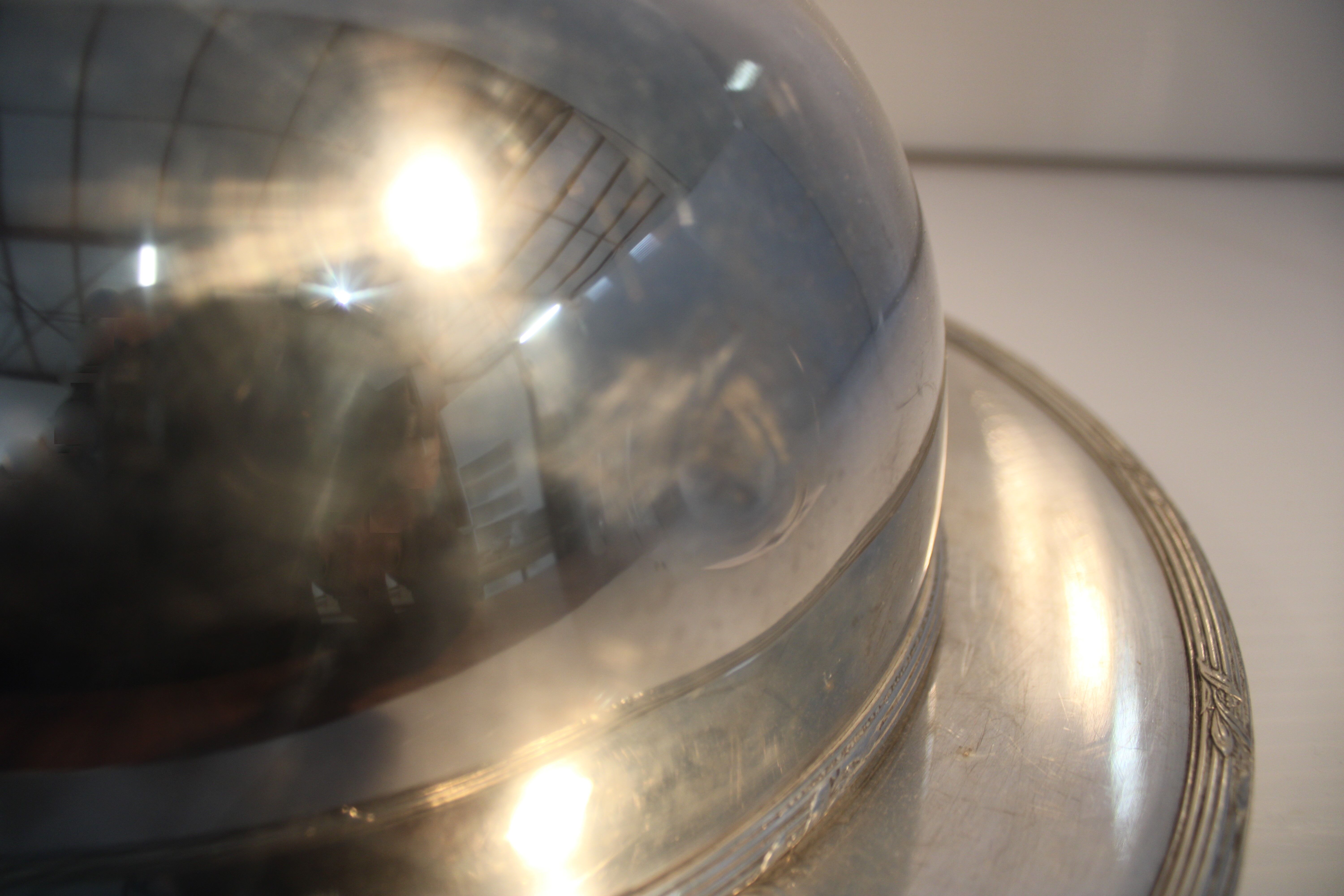 Silver metal bell dish "europ felix"