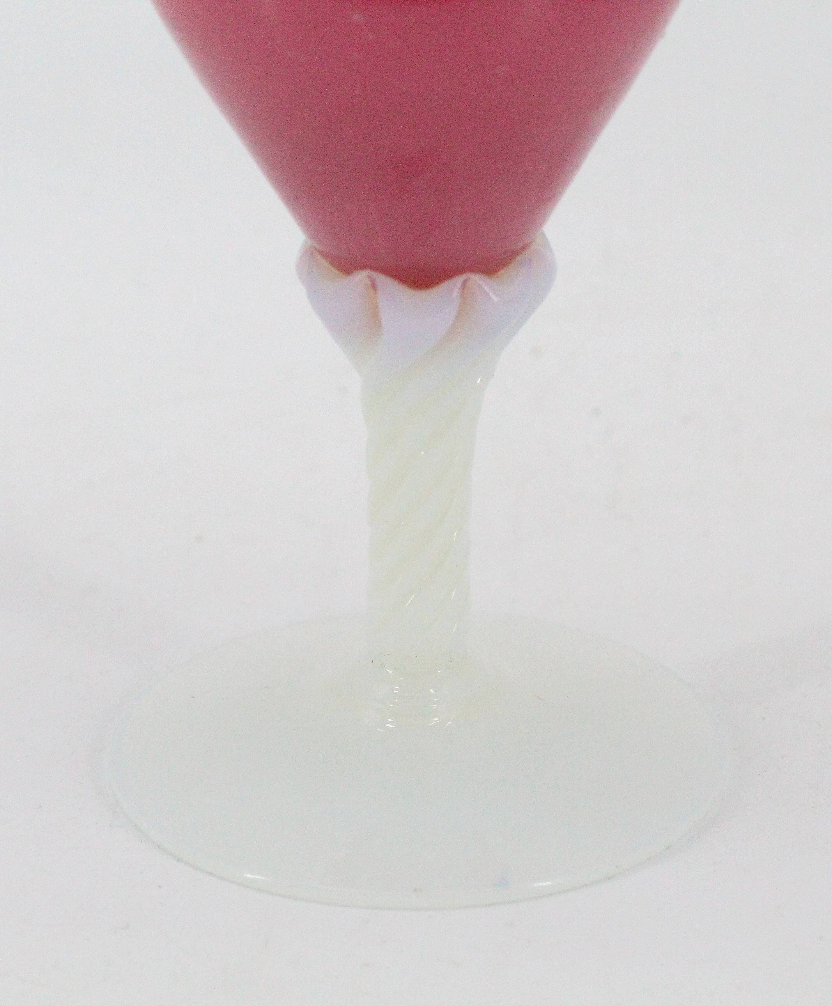 Vase en opaline rose et blanc