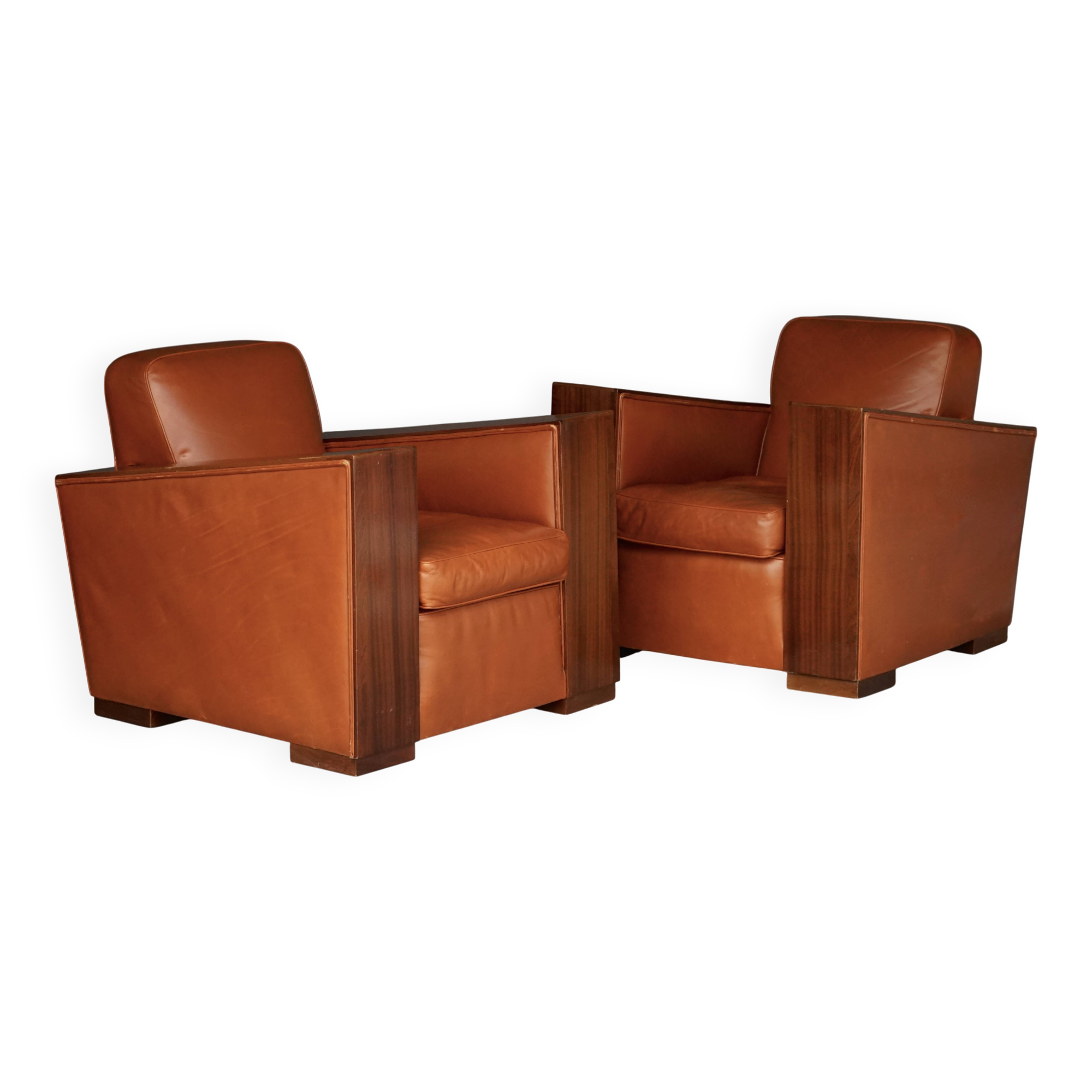 Paire de fauteuils Art Déco en cuir. Années 40.