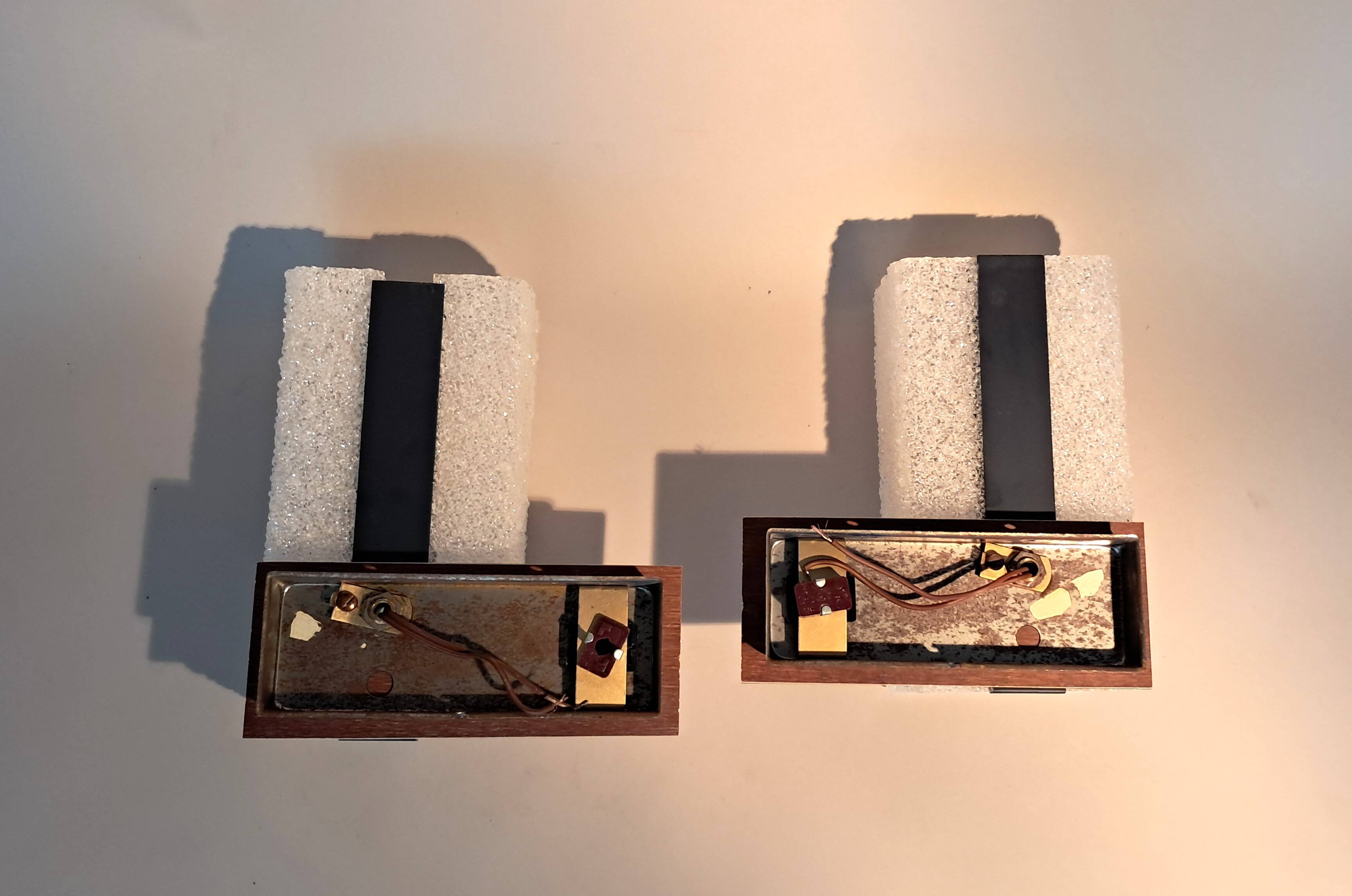 Paire d'appliques modernistes en métal et perspex, 1950-1960