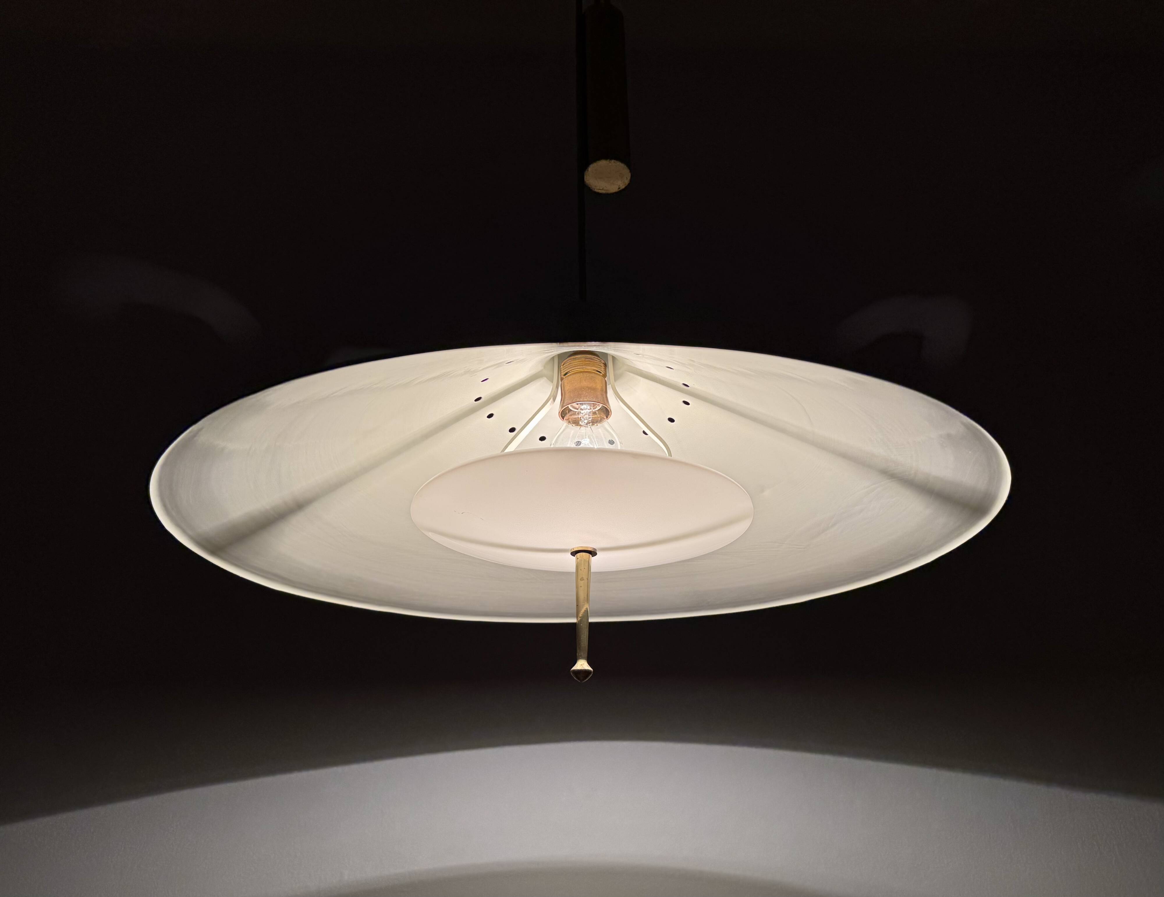 Suspension unique avec contrepoids par Vereinigte Werkstätten München