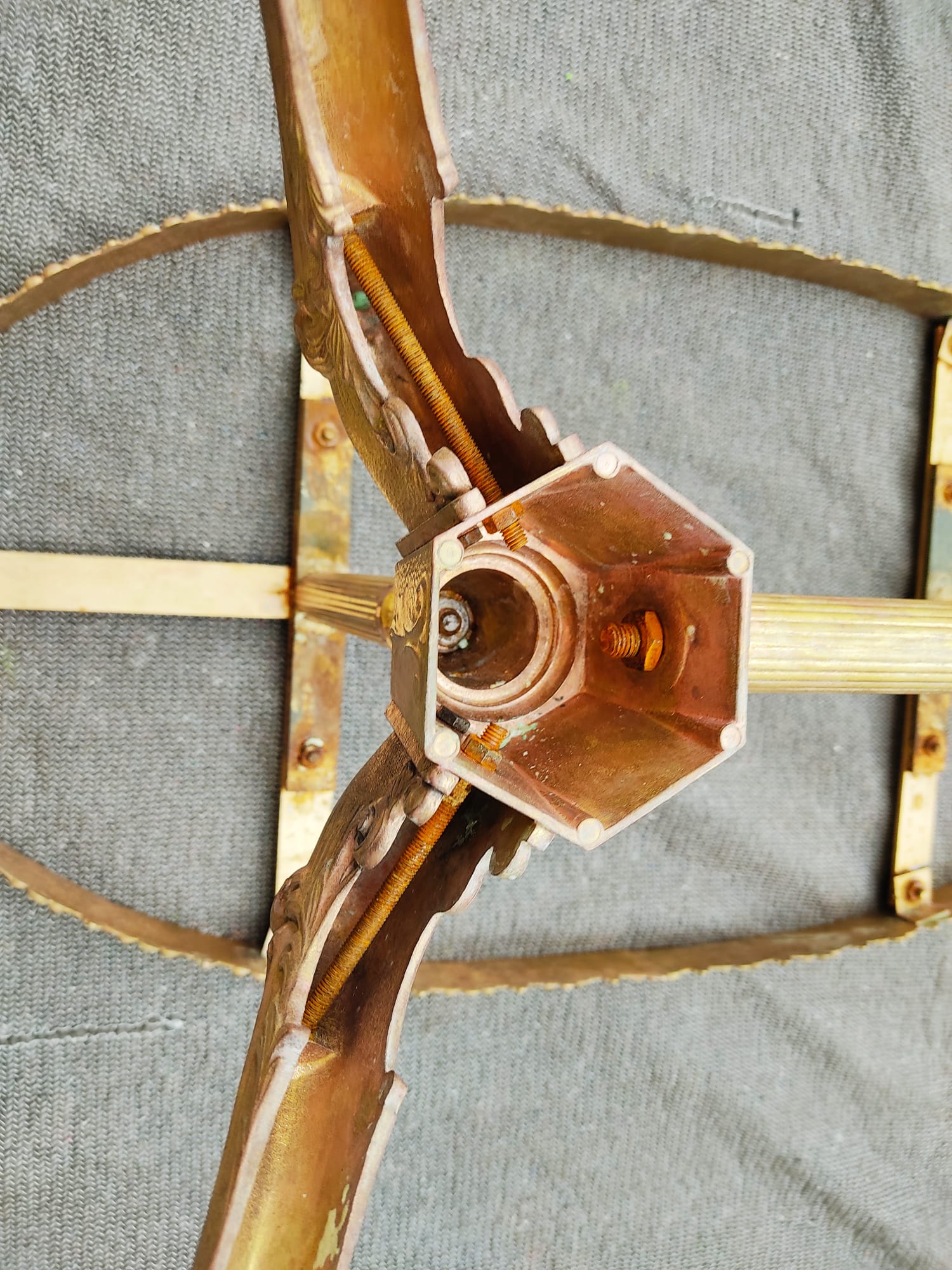 Table basse avec marbre ovalisé – 1960