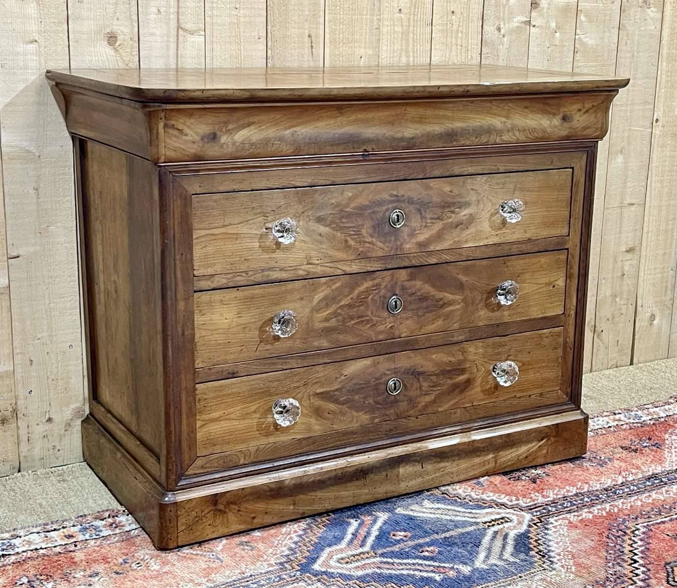 Louis Philippe chest of drawers with 5 drawers from the 19th century in cherry wood with glass knobs