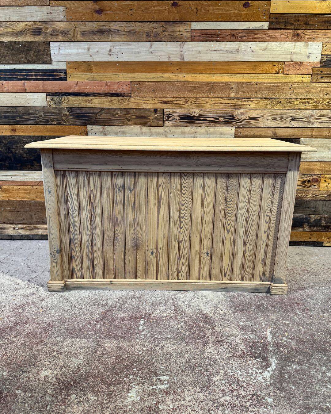 Shop counter in sandblasted pitch pine - Circa 1940
