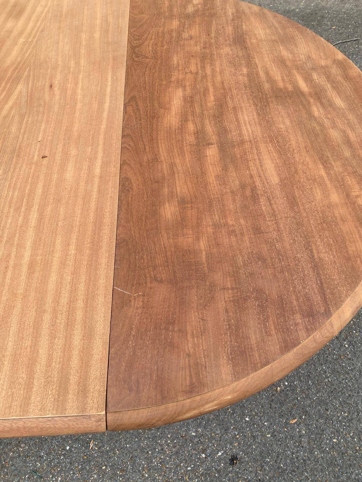 Renovated round extendable dining table made of solid mahogany from the 19th century.