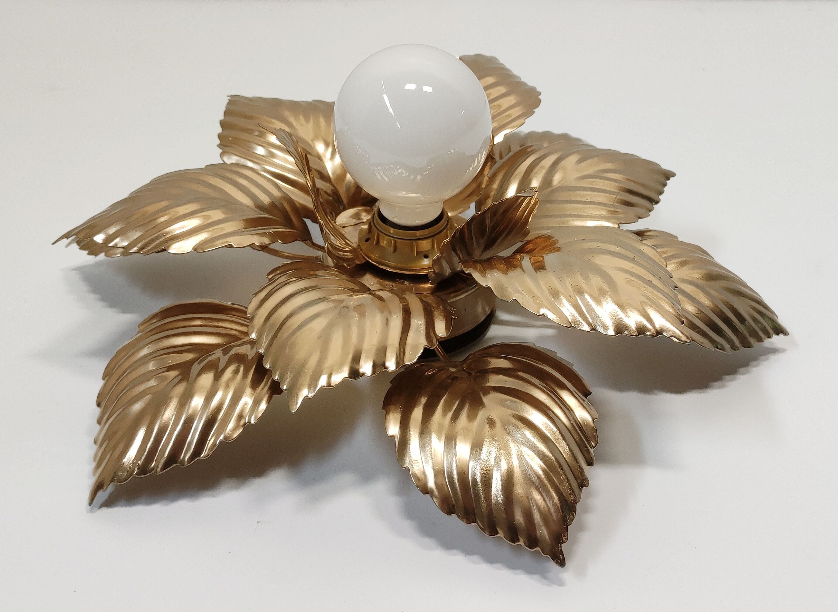 70s golden flower ceiling