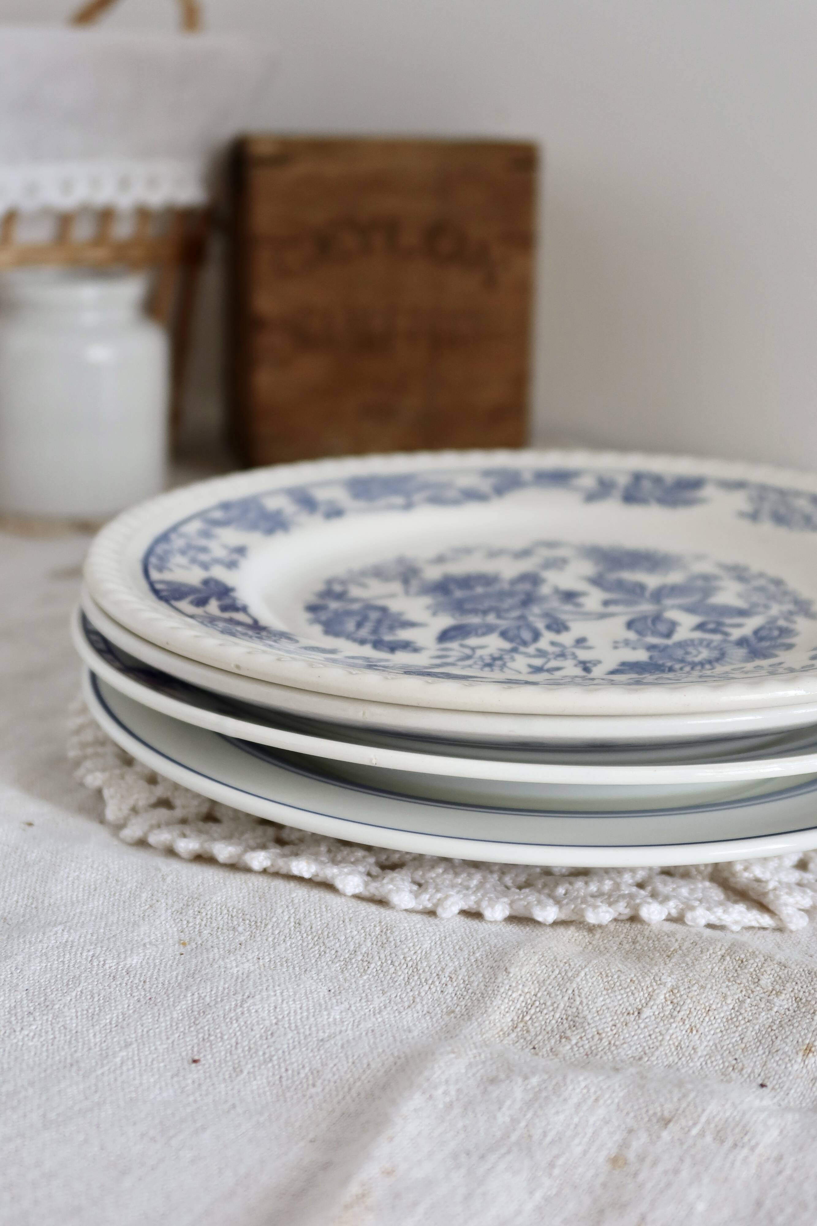 4 vintage mismatched flat plates in blue and white earthenware porcelain - Lot Emma