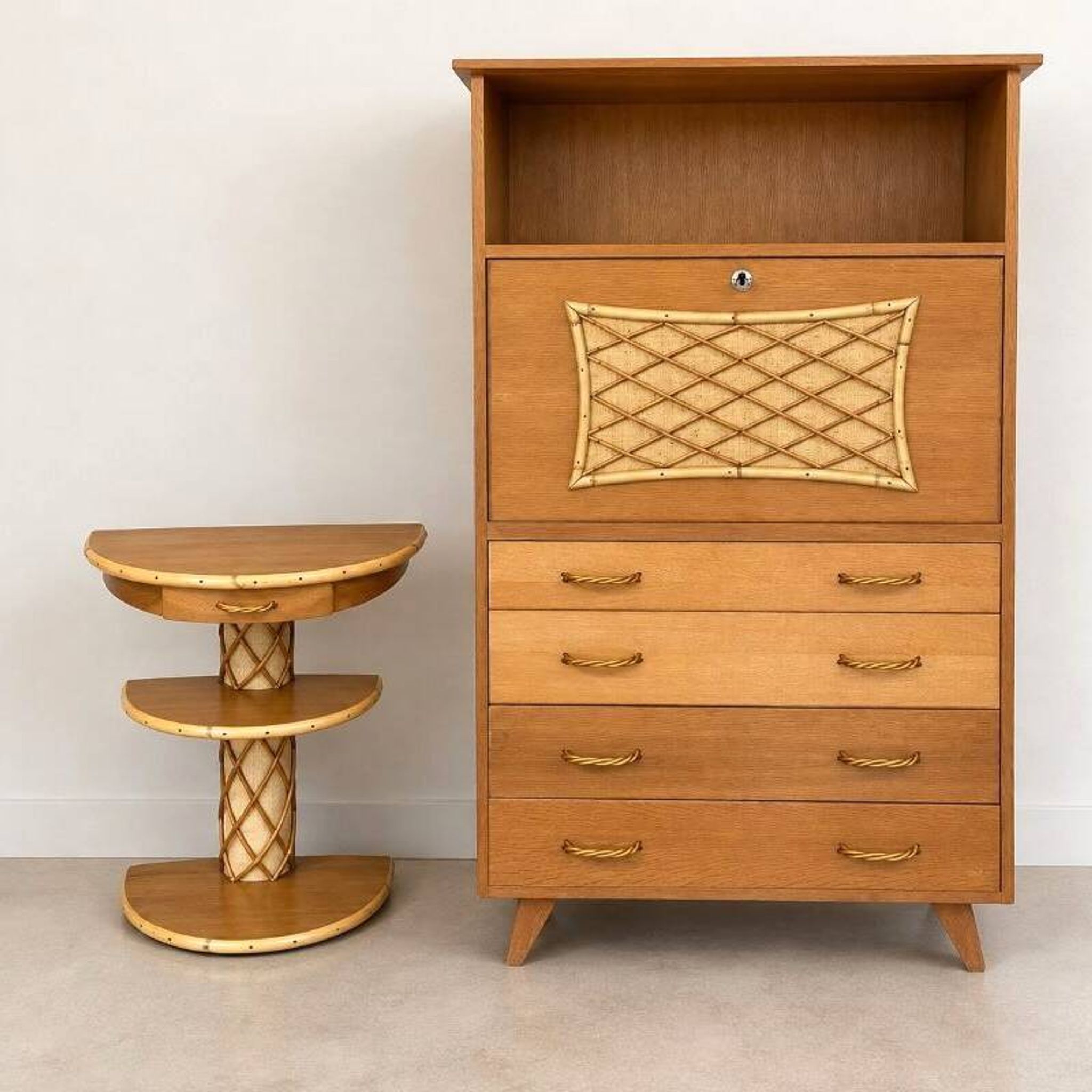 Ensemble secrétaire vintage et table d'appoint en bois et rotin