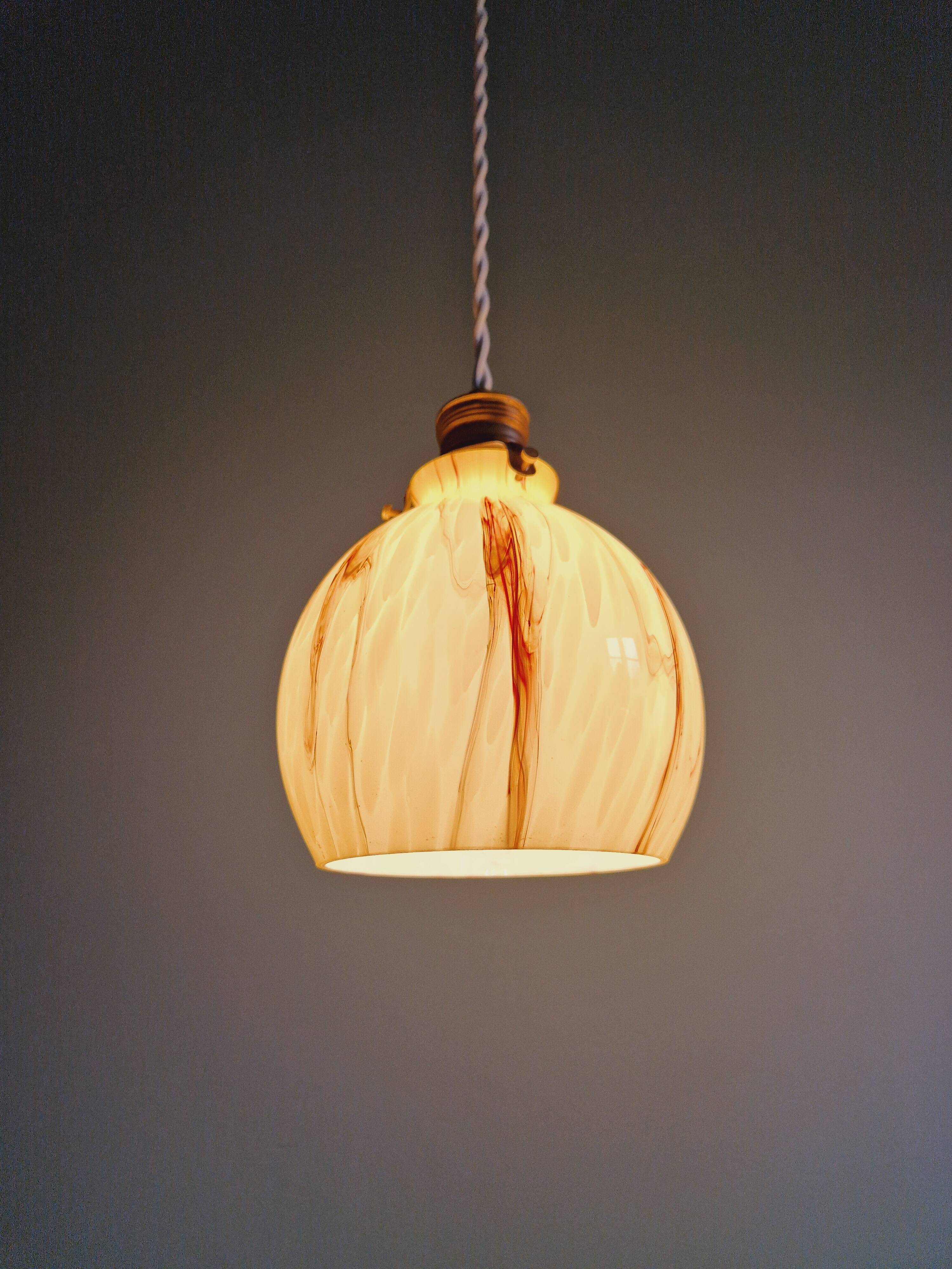 Duo de suspensions Art Déco en opaline marbrée, années 1920-30
