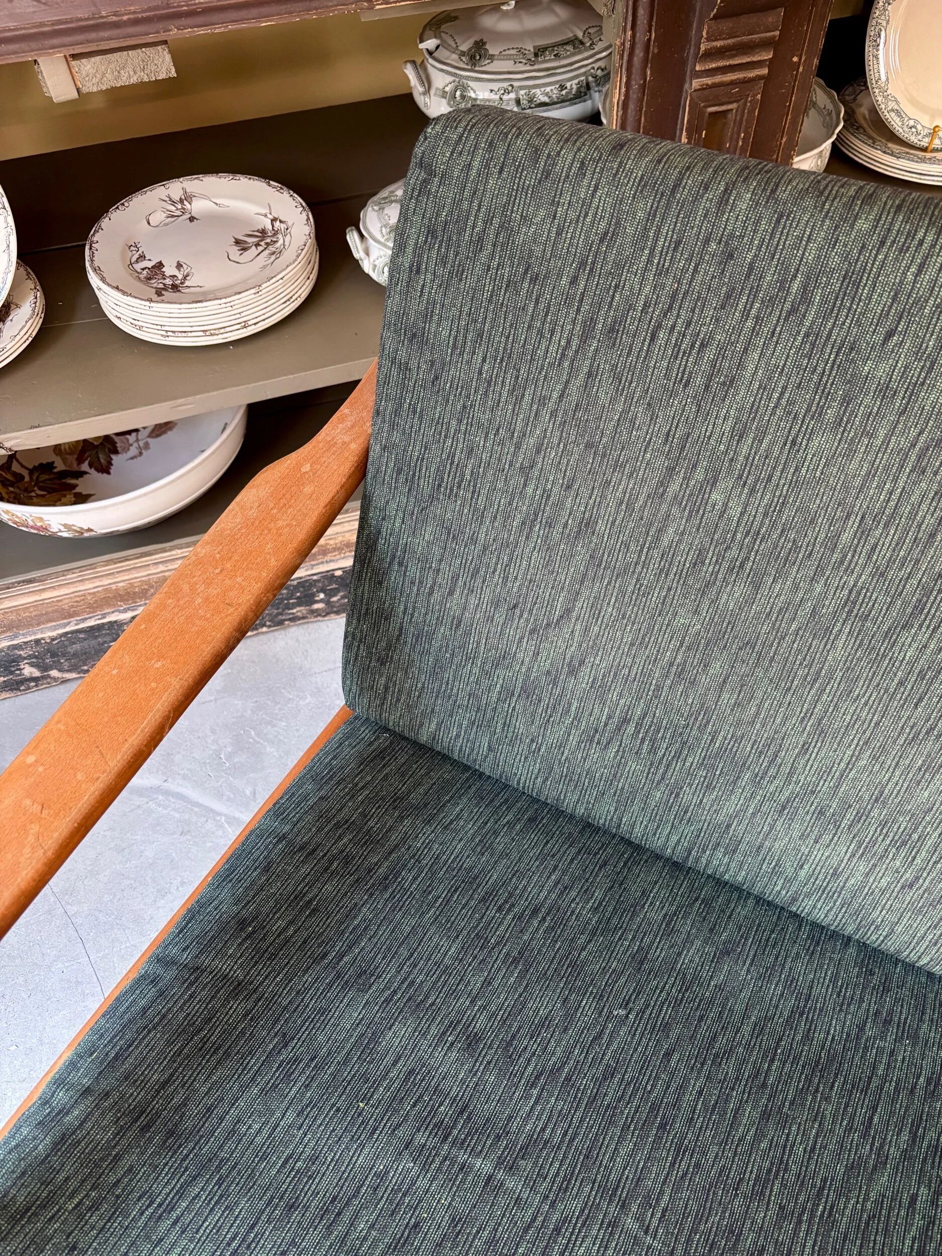 Fauteuil de style scandinave en bois clair et tissu vert foncé, vers 1960