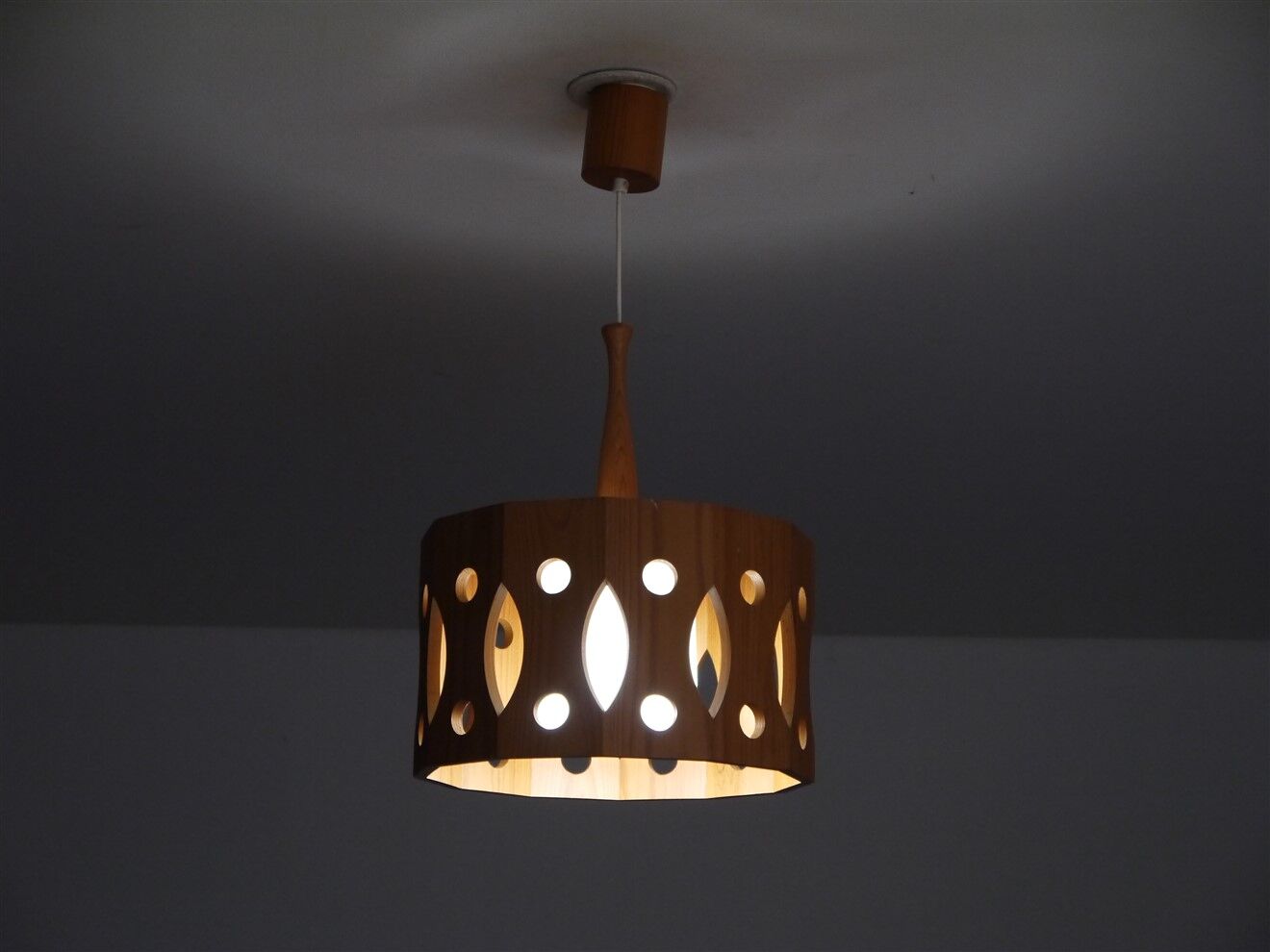 Suspension scandinave en bois 1960