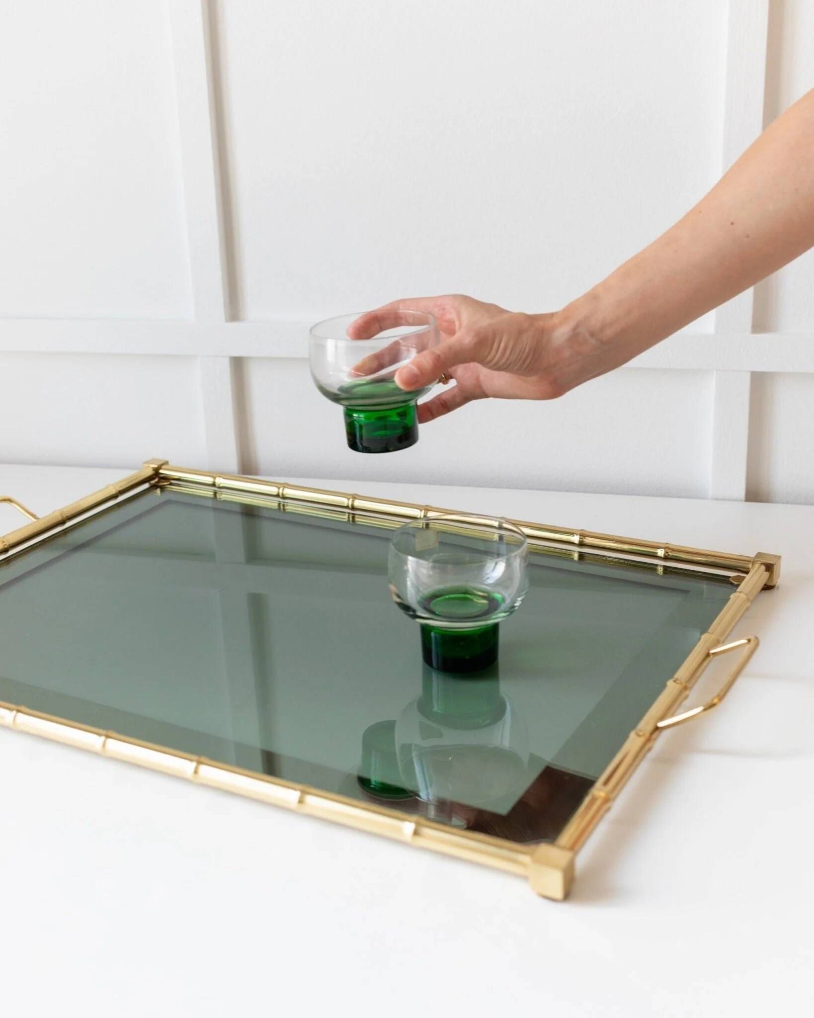 Plateau en bambou doré plaqué or avec insert en verre fumé – Hollywood Regency, années 1960