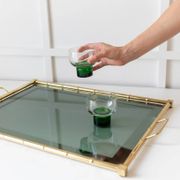 Plateau en bambou doré plaqué or avec insert en verre fumé – Hollywood Regency, années 1960