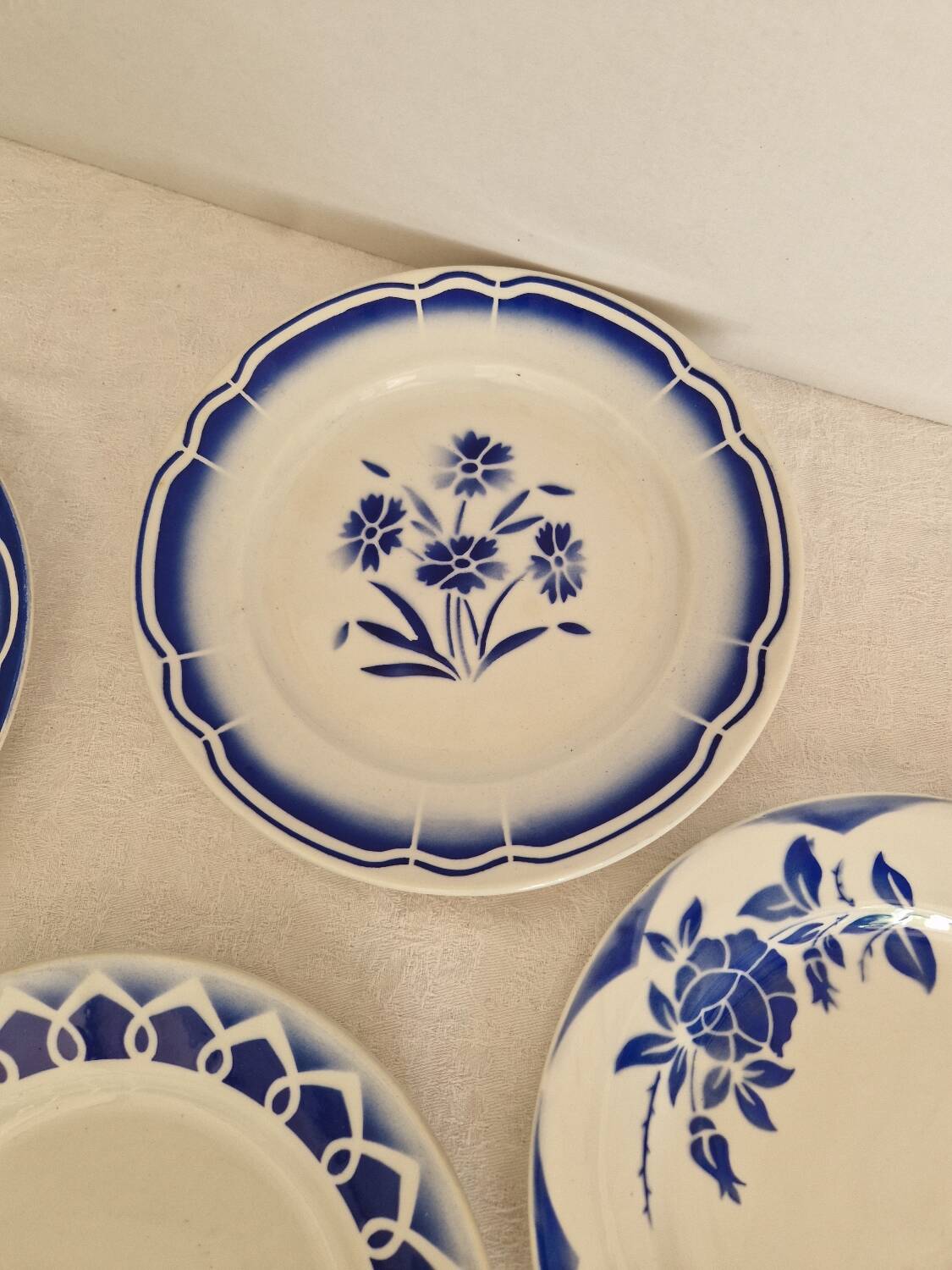 Set of 12 mismatched dinner plates