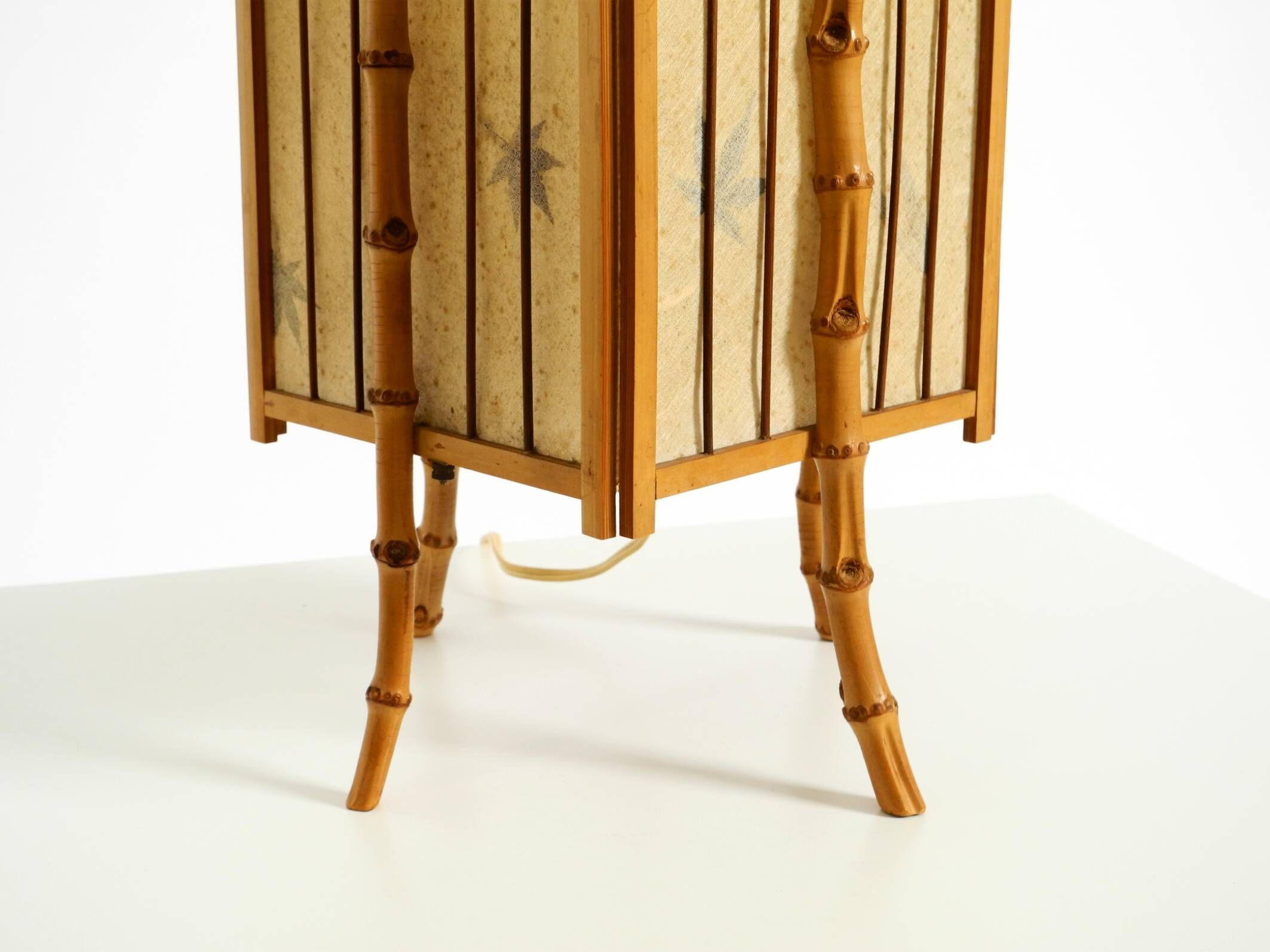 Belle lampe de table moderne du milieu du siècle en bambou et parchemin.