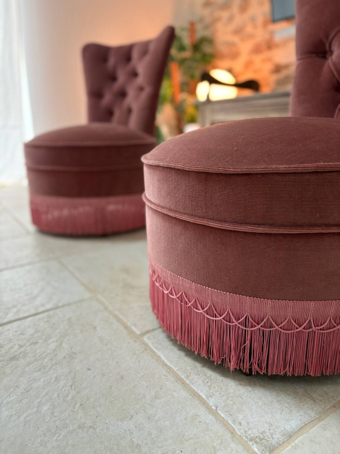 Paire de fauteuils en velours rose