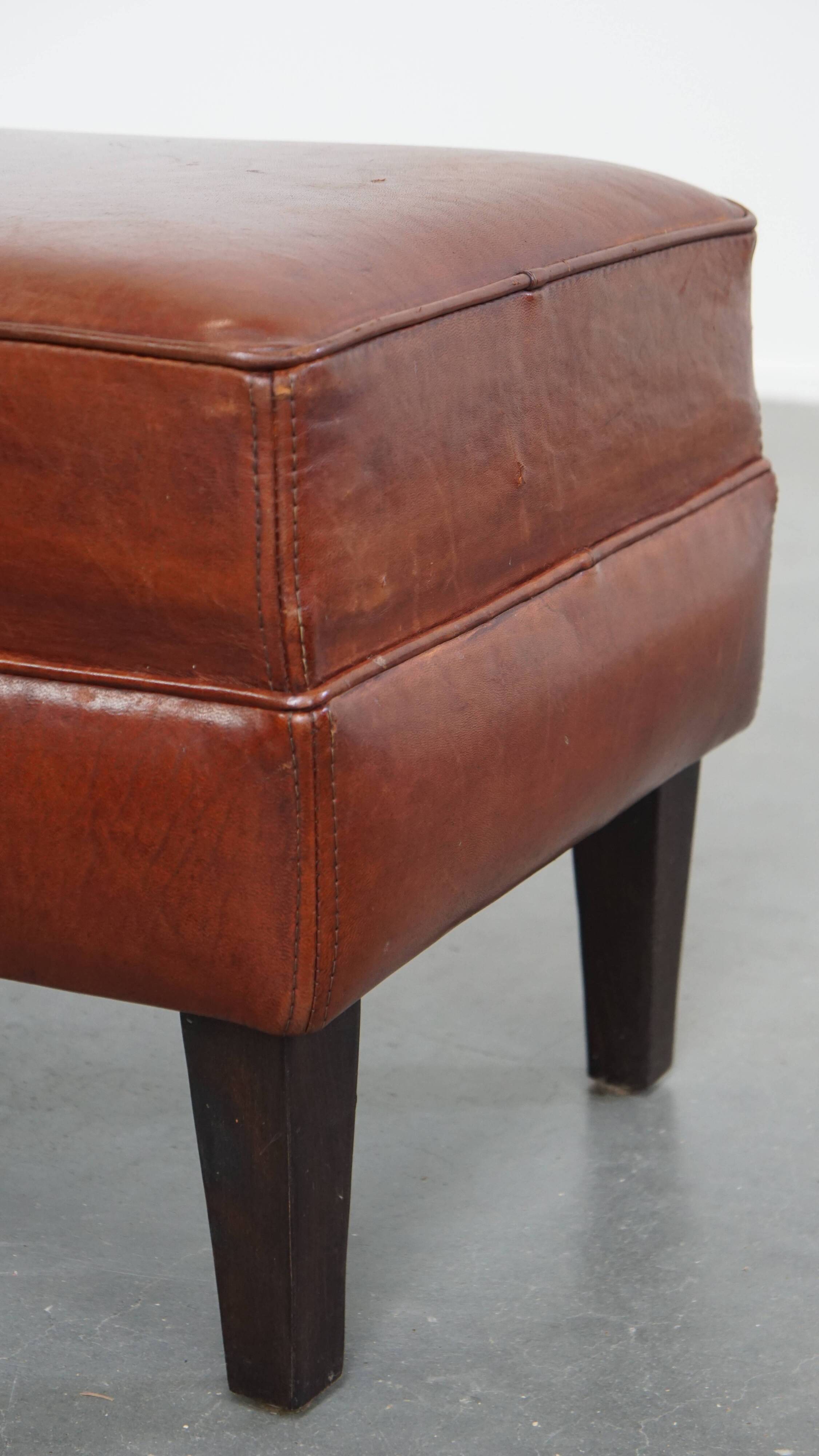 Pouf en cuir de mouton couleur cognac