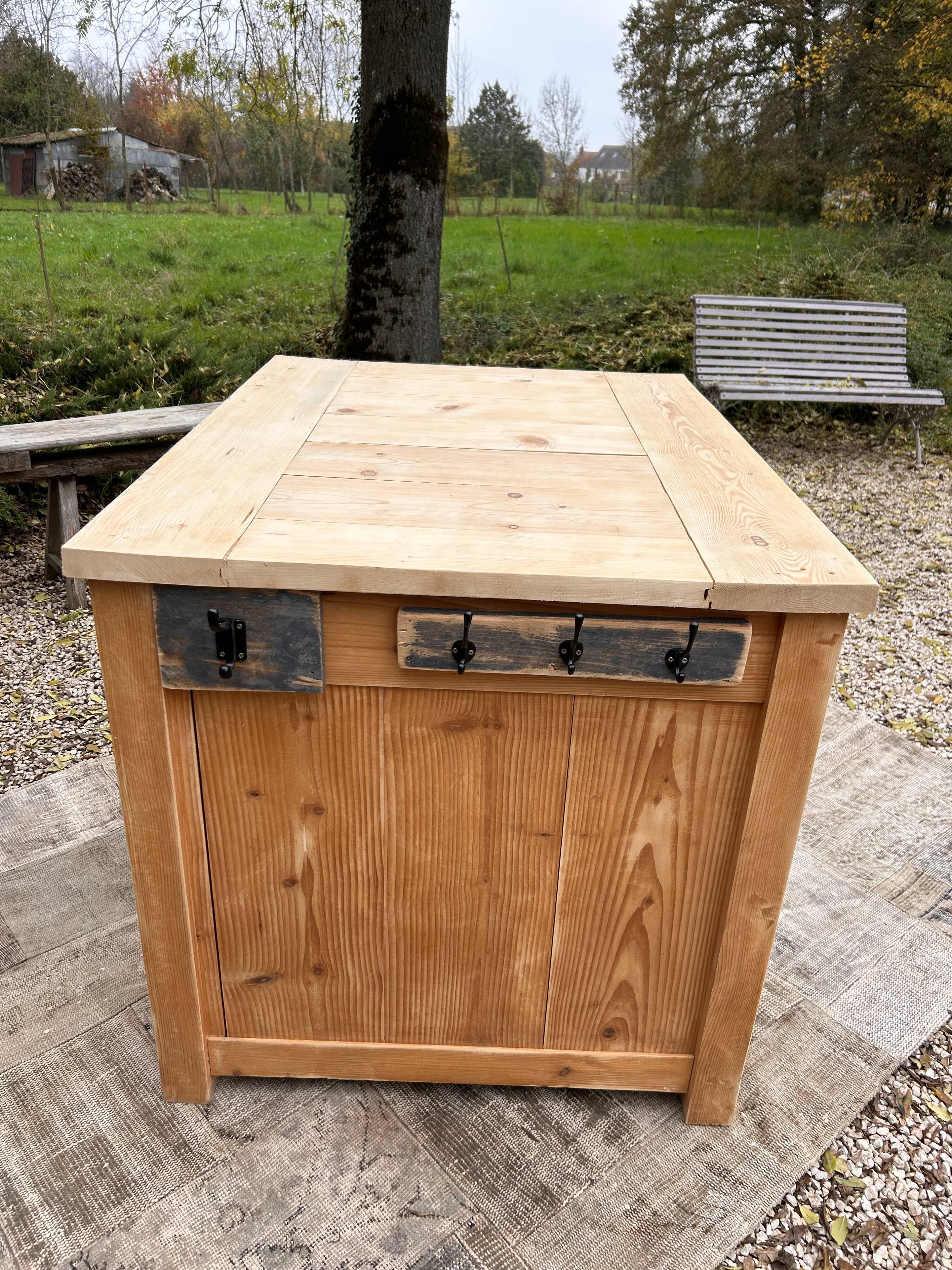 Central island / Saucepan storage unit