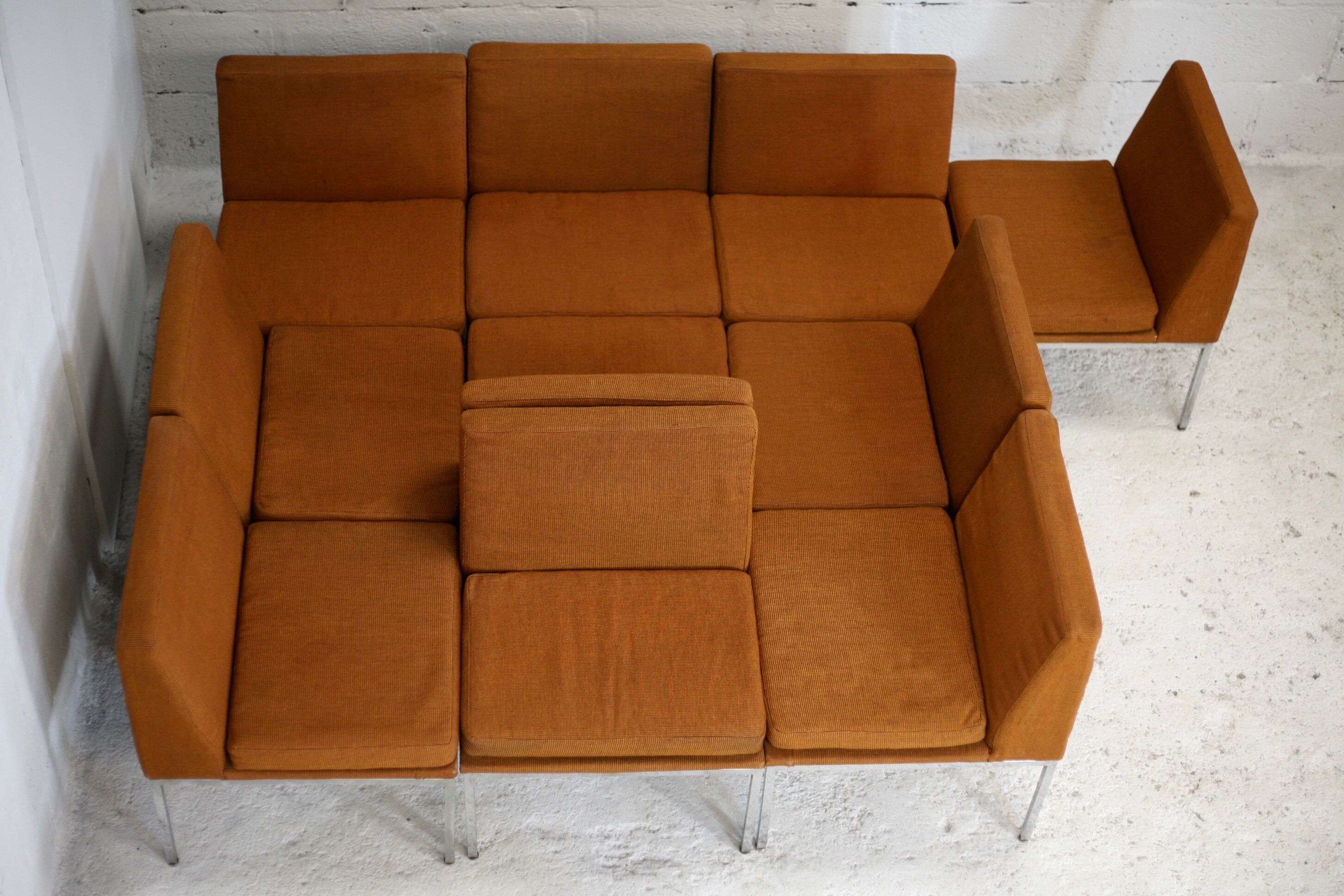 Ensemble de 10 chauffeuses de Louis Baillon, édition Planforms formant canapé modulable, circa 1950