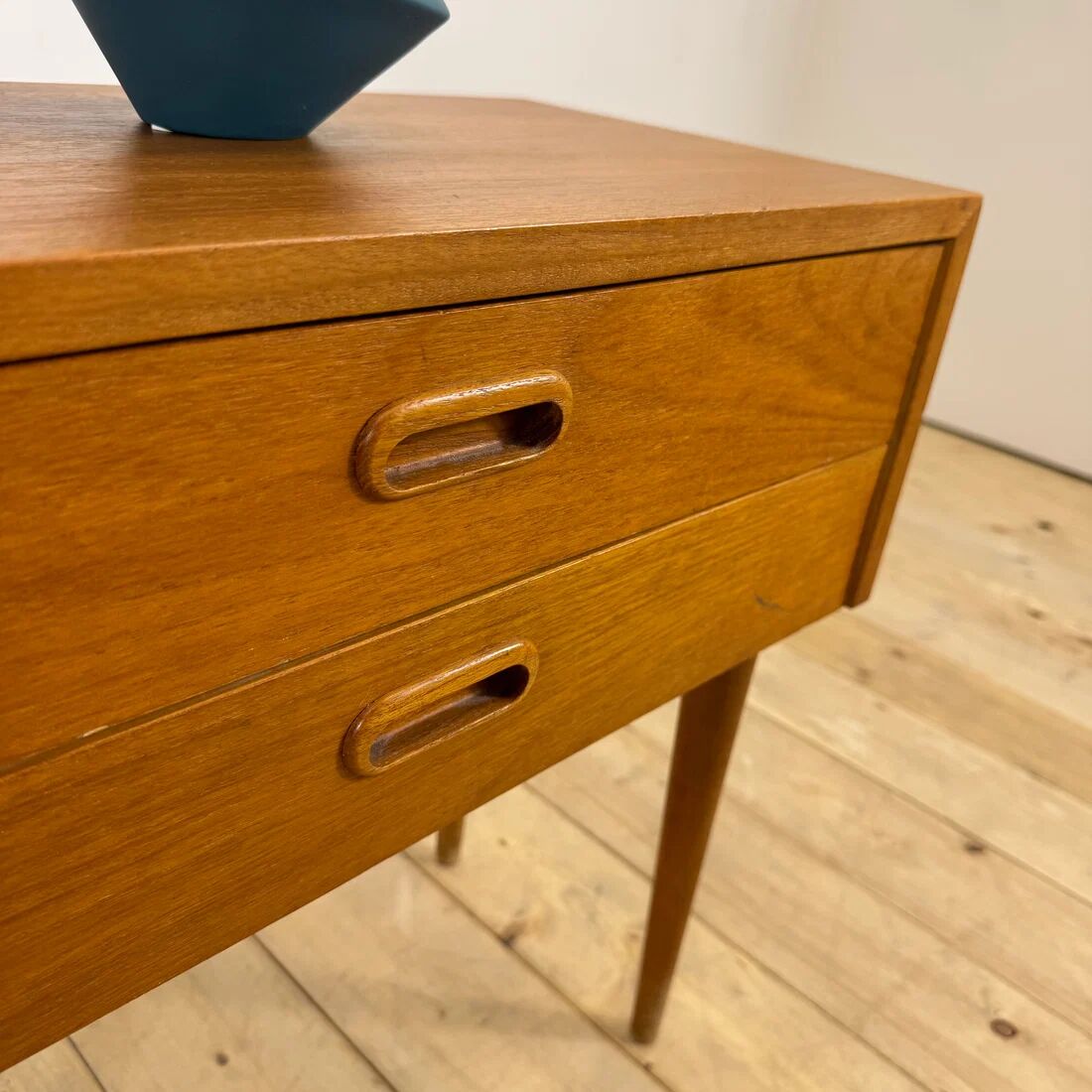 Table de nuit en teck danois avec deux tiroirs, 1960