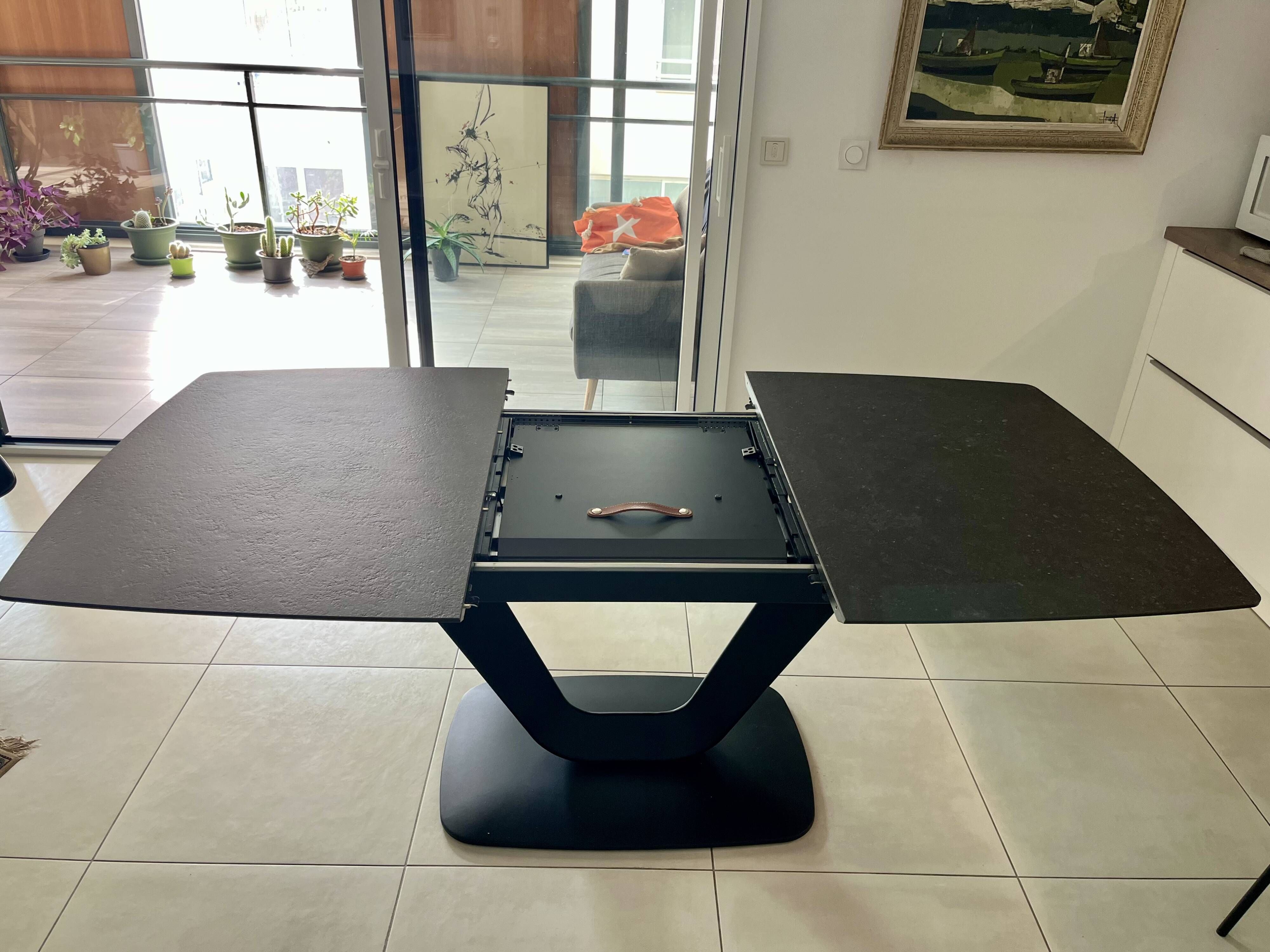 Extendable dining table