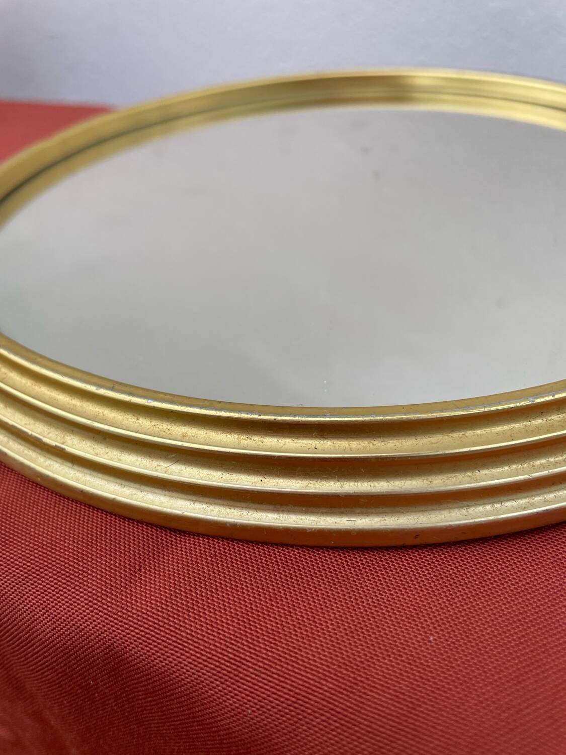 Round mirror in gold metal