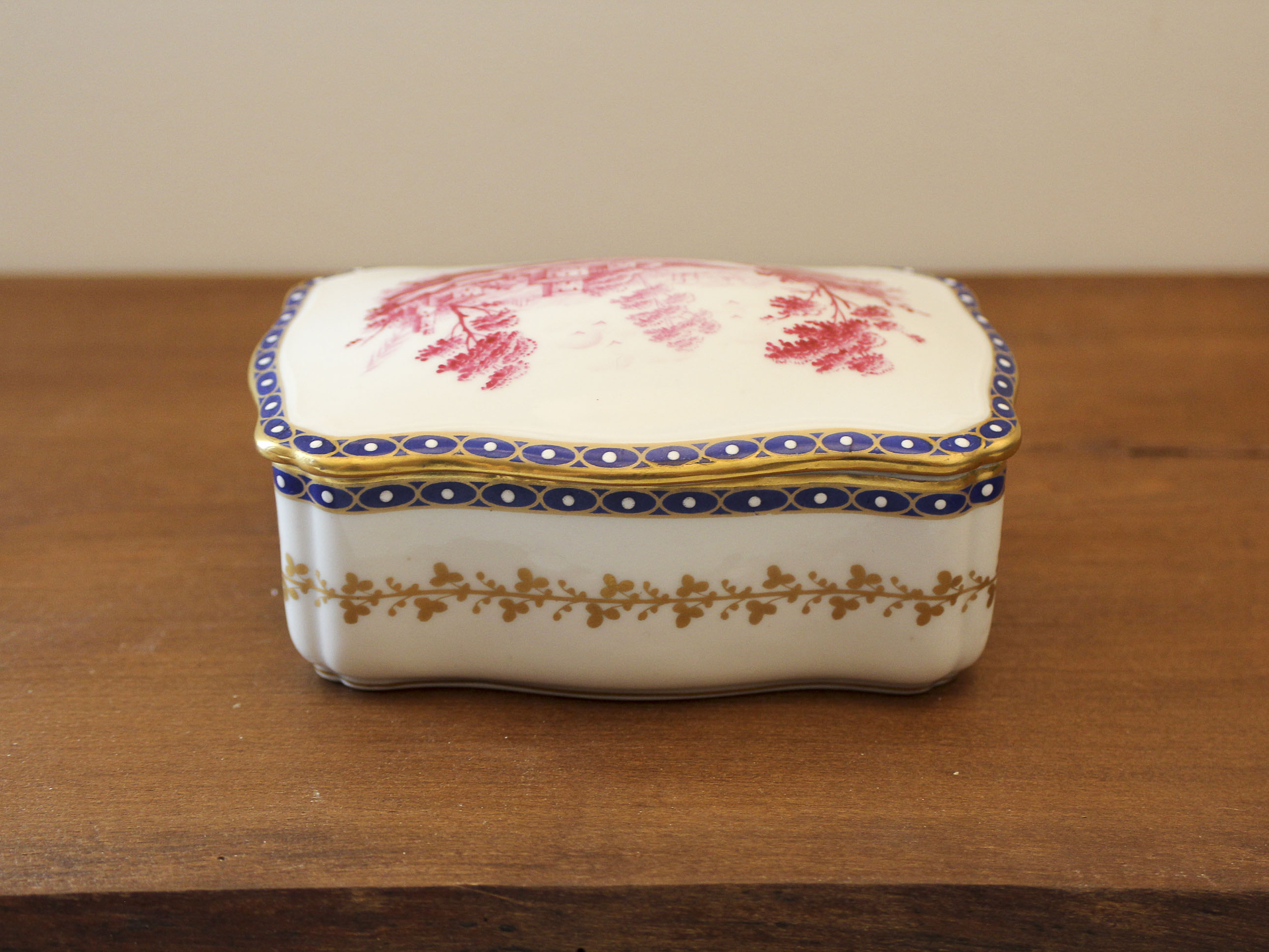 Porcelain box with 18th century Decoration Richard Ginori