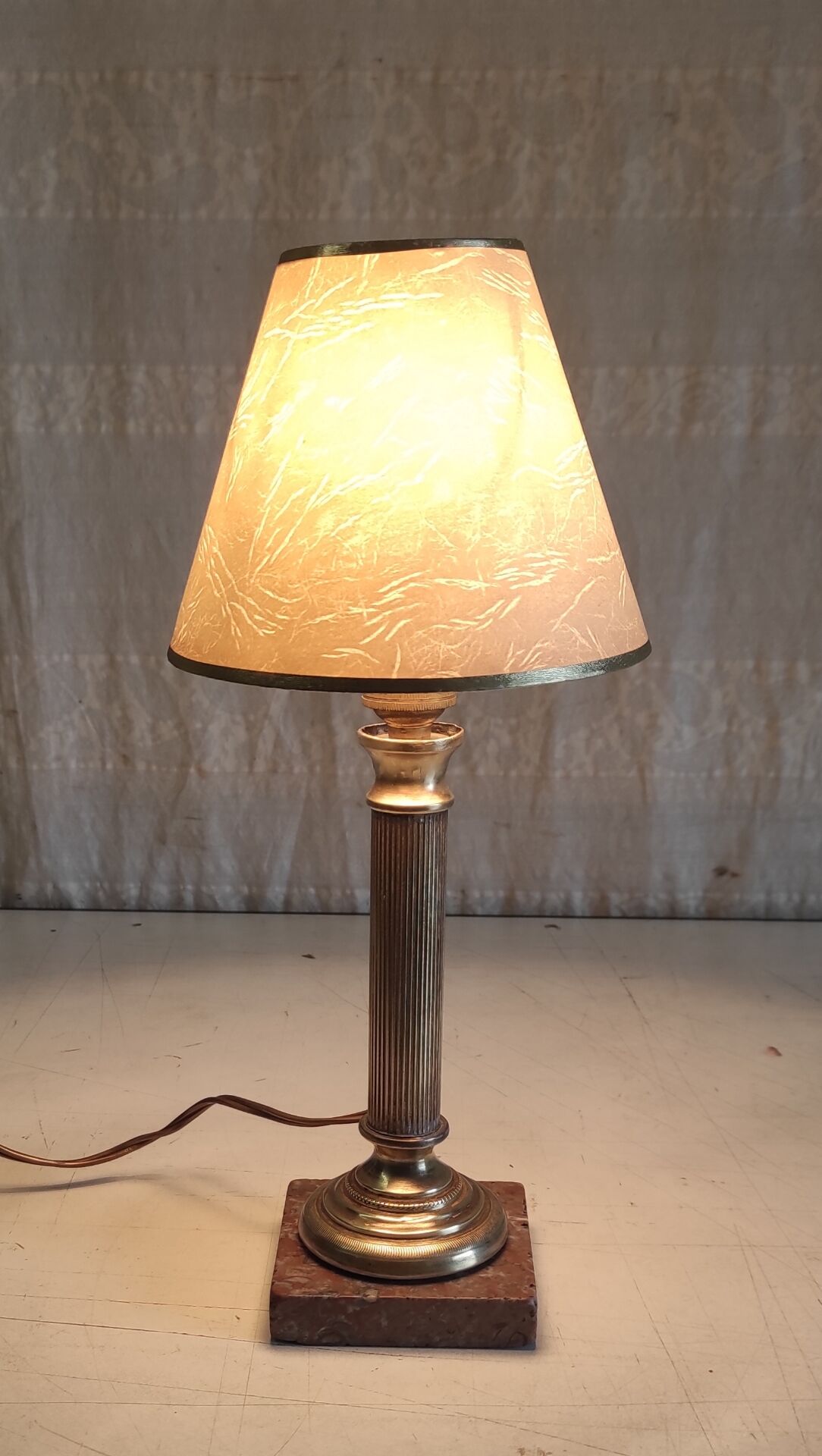 Table lamp in gilded brass and marble - mid 20th century.