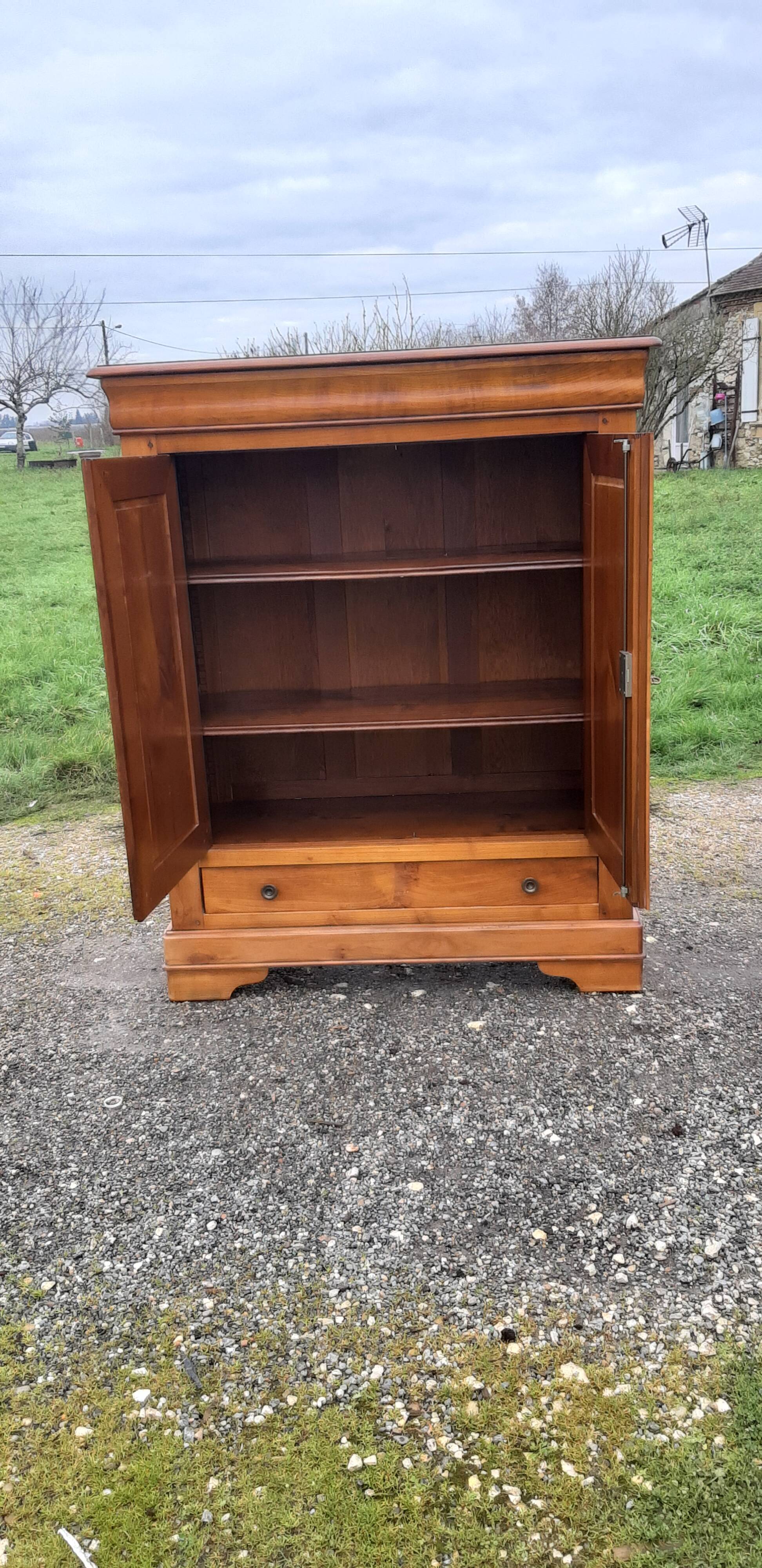 Cherry wood cabinet, 2 doors, 2 drawers