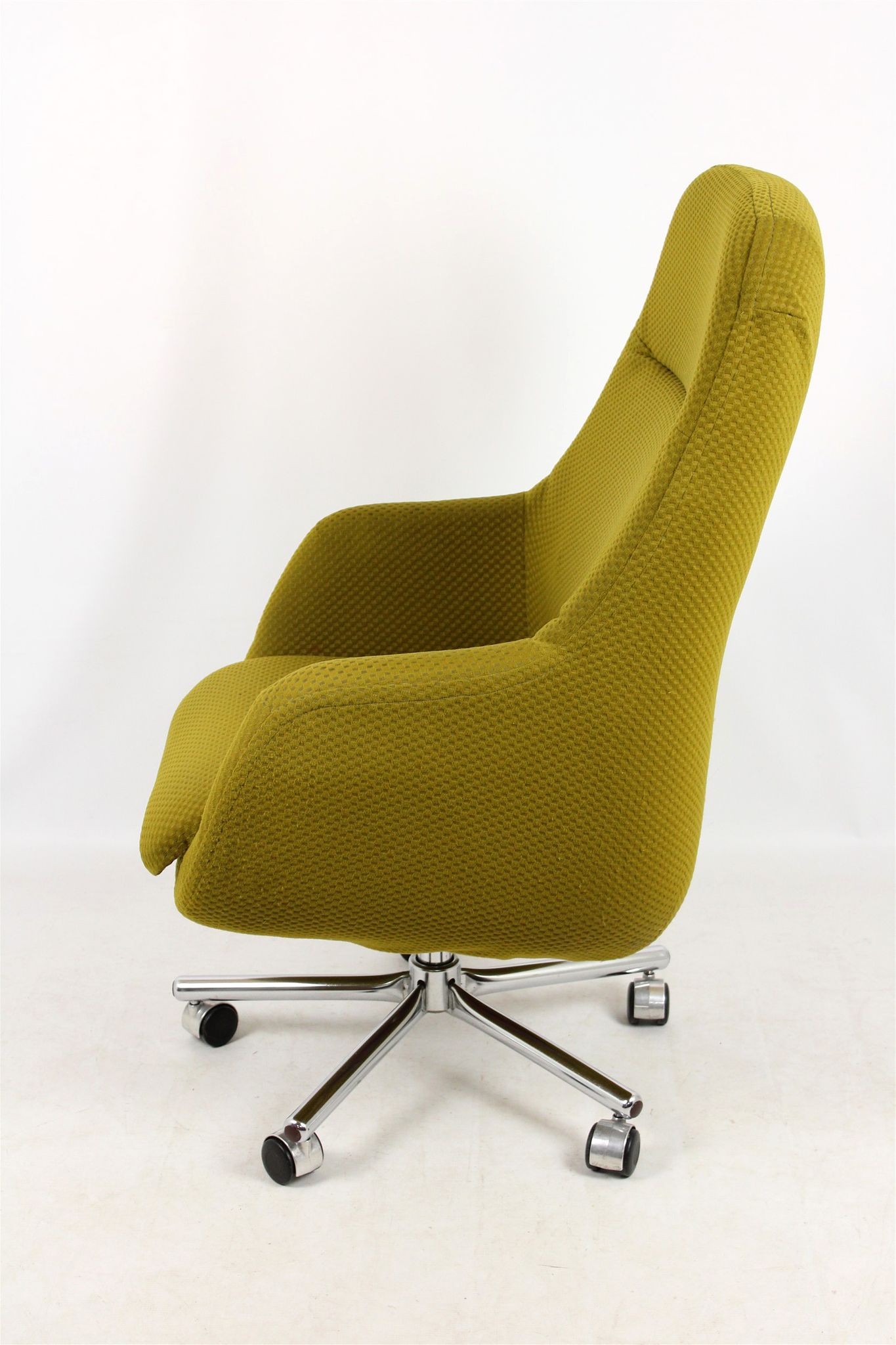 Fauteuil pivotant vintage de UP Zavody Rousinov, années 1970