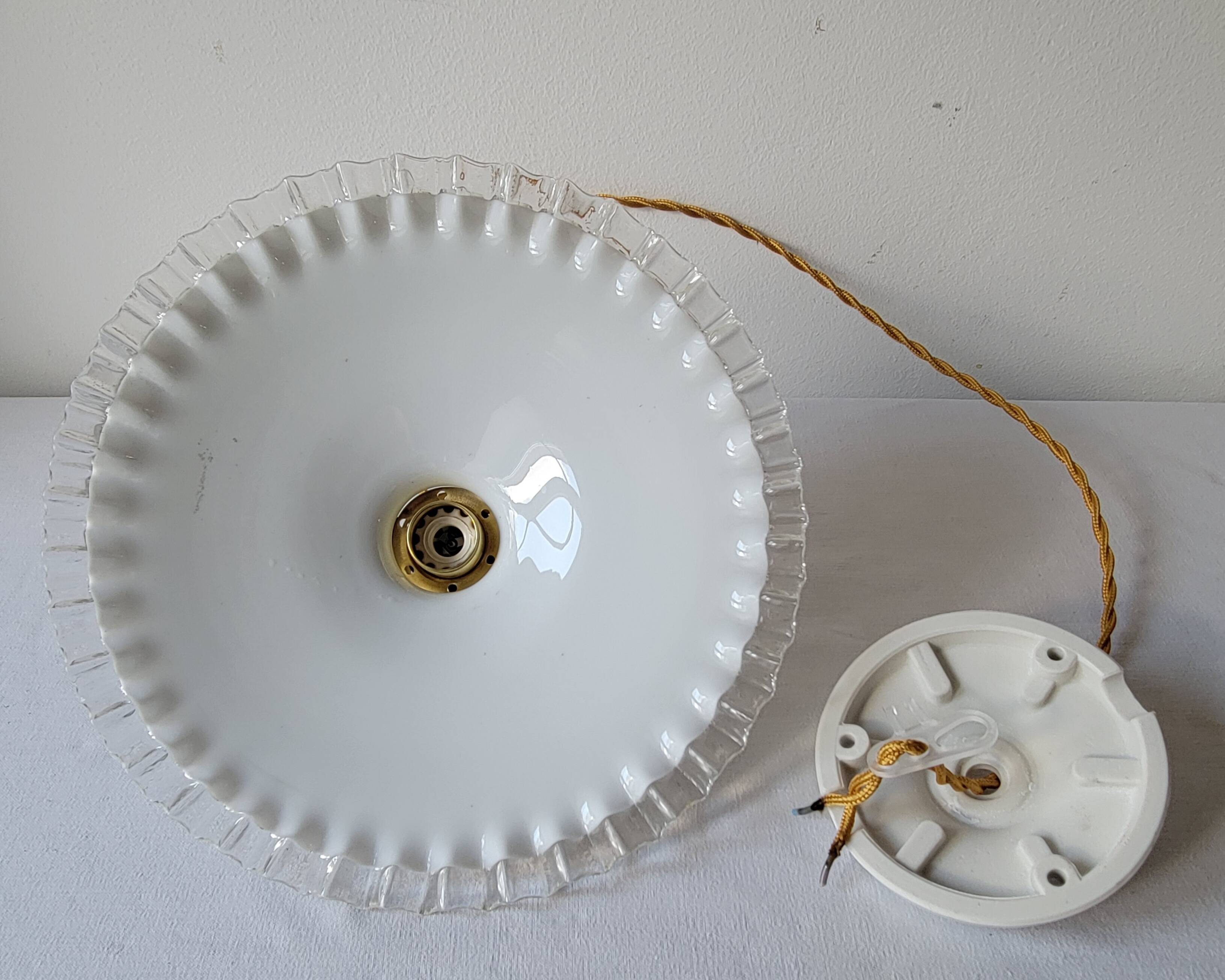 Pendant in serrated opaline