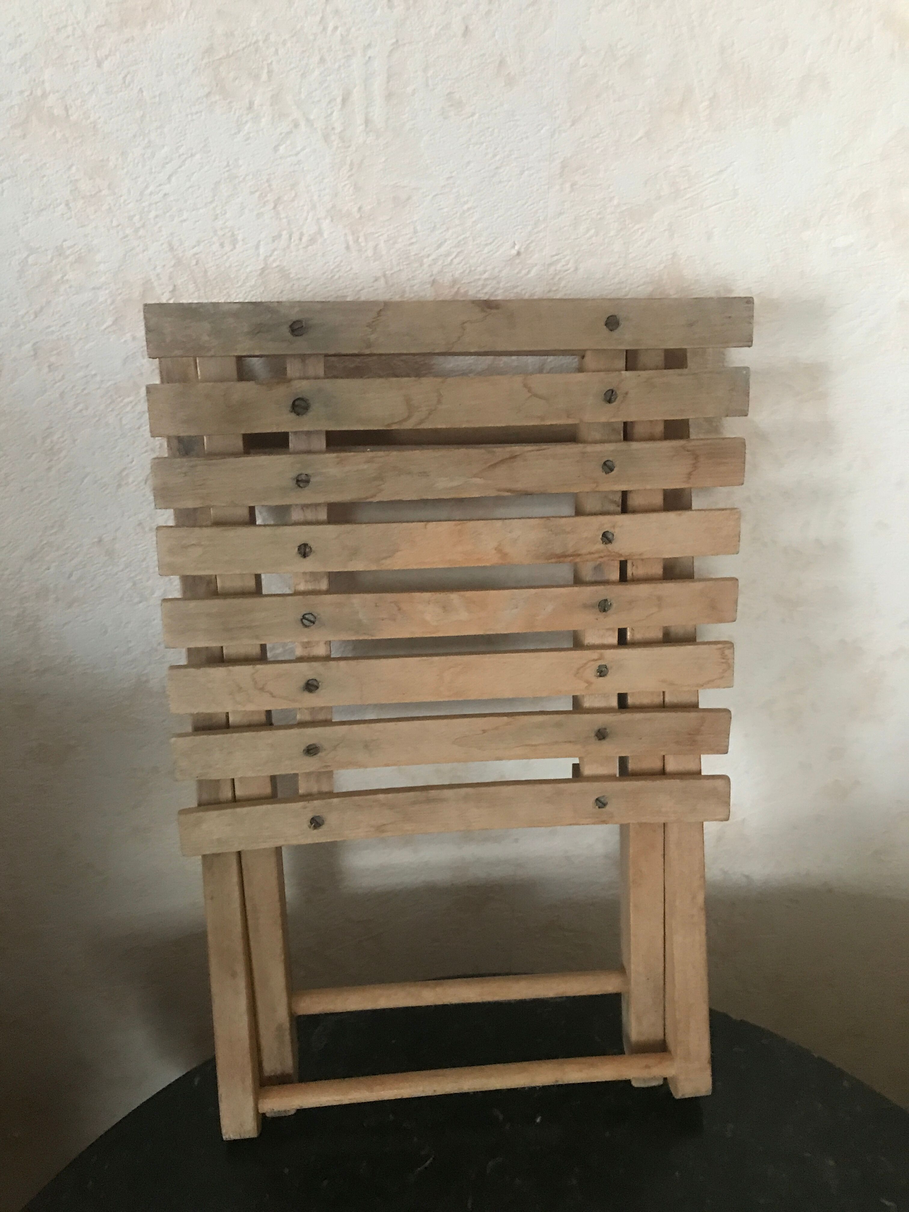 Complained wooden pedestal