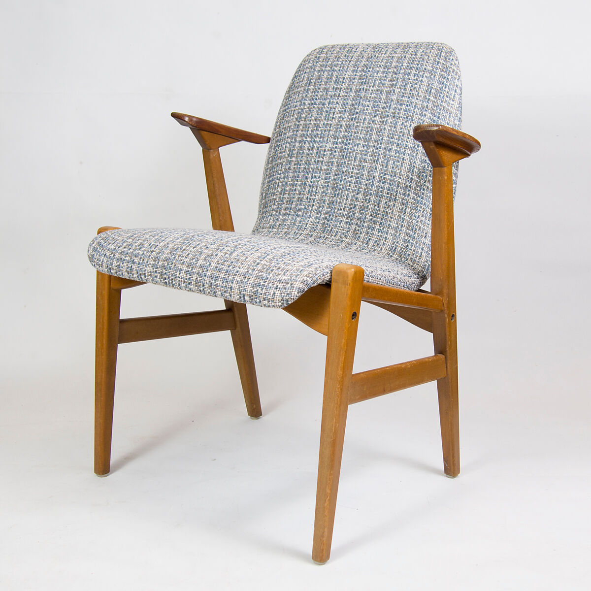 Scandinavian chair with armrests