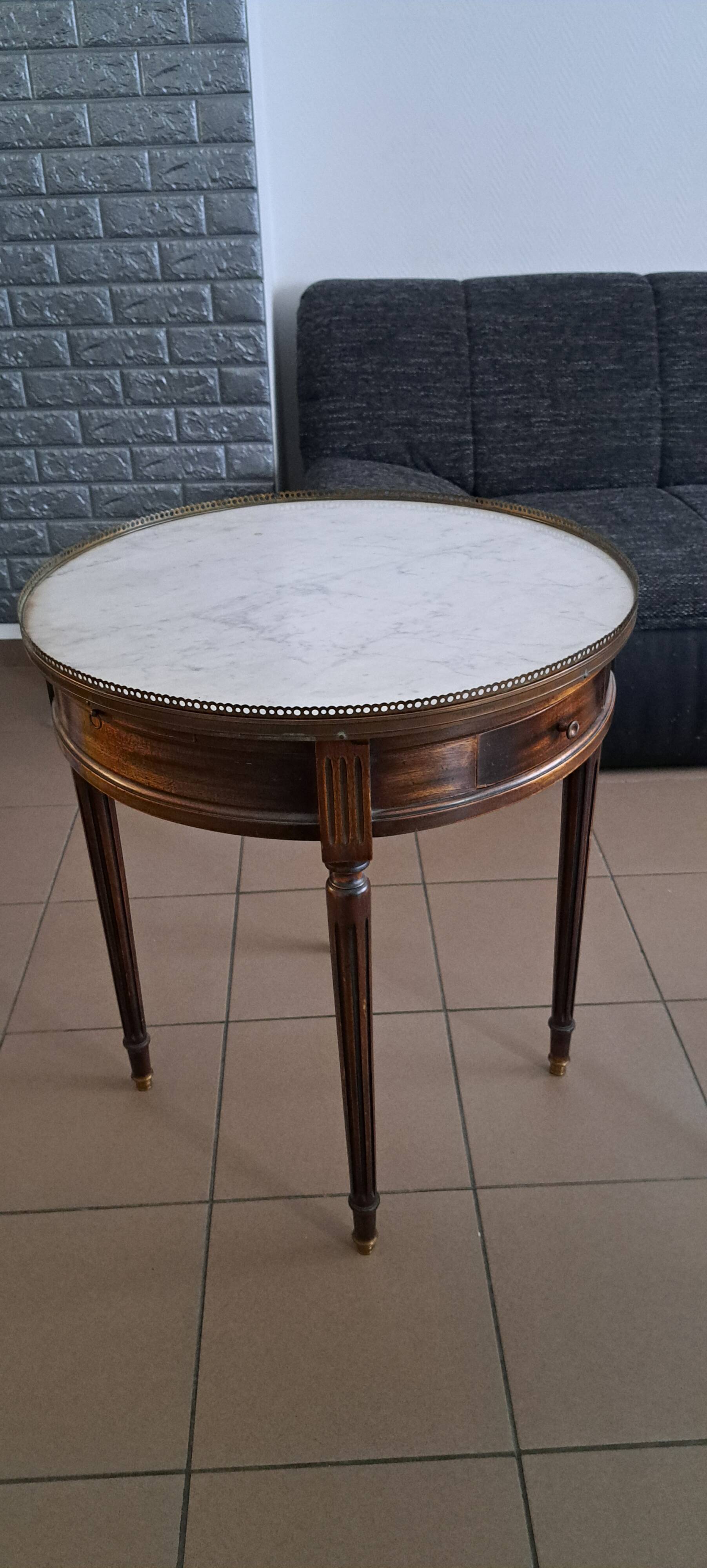 Table bouillotte, guéridon de style Louis XVI en marbre et laiton