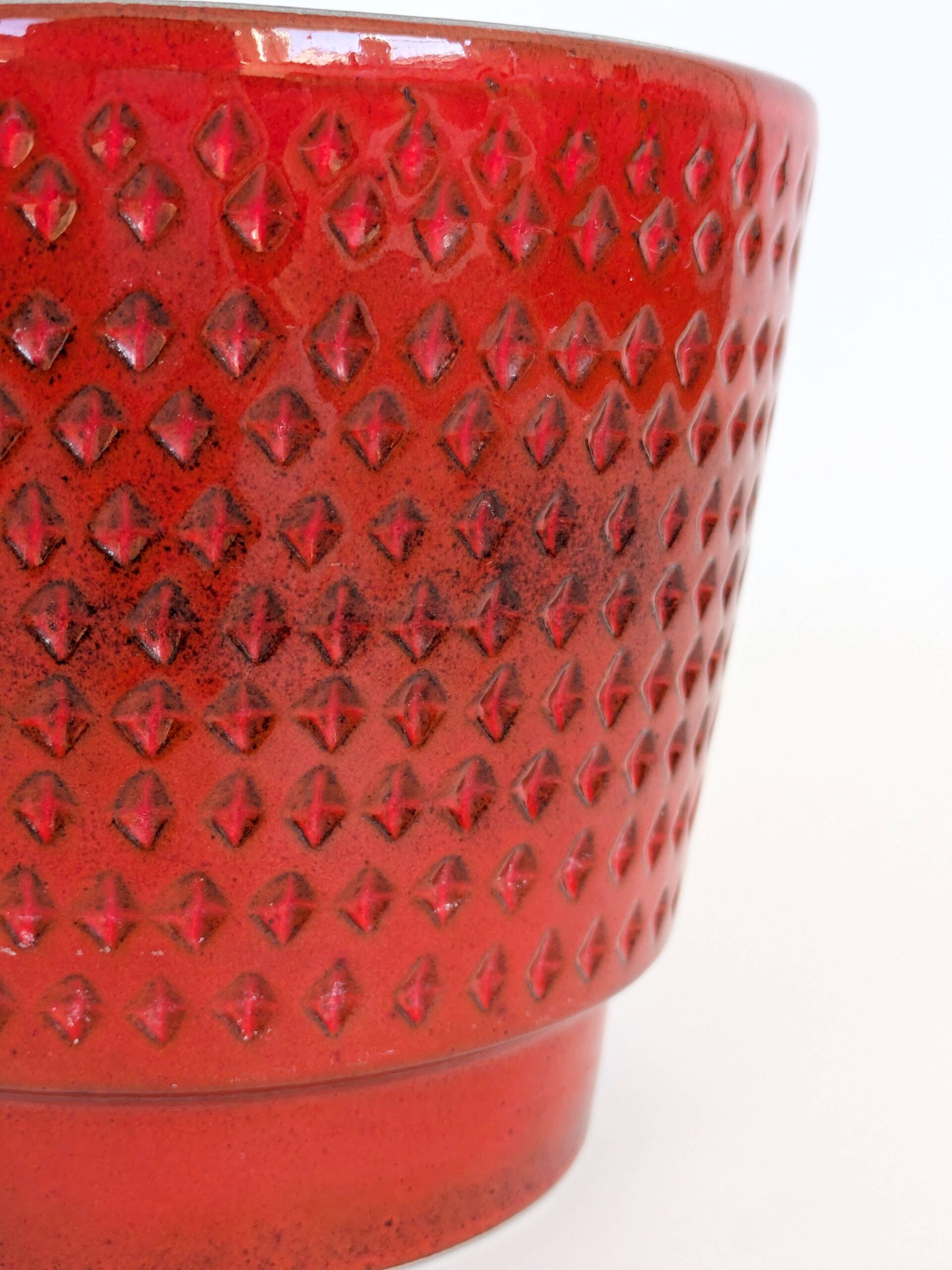 Grand cache-pot vintage en céramique allemande, texture fraise rouge