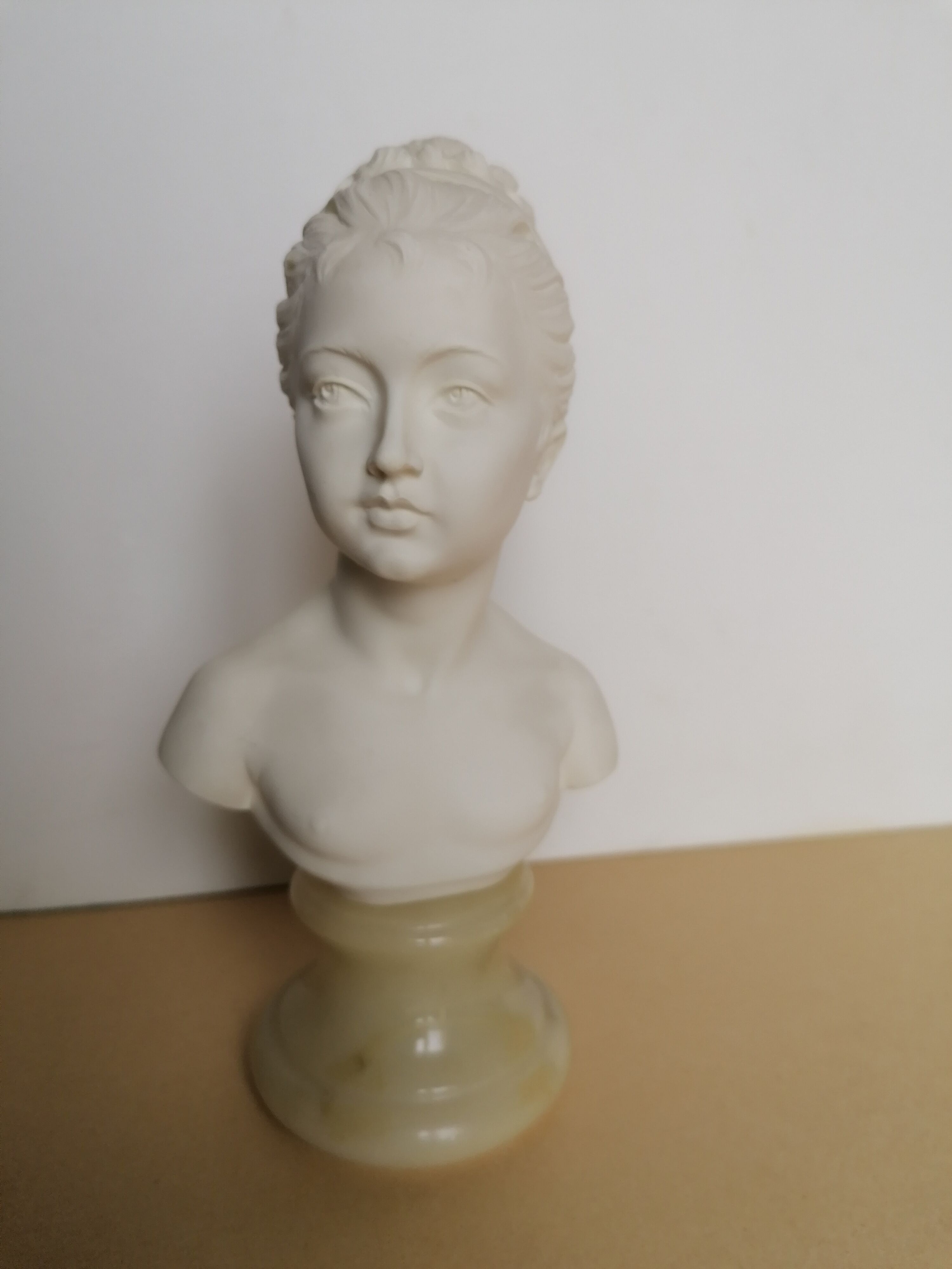 Buste jeune fille signé Giuseppe Bessi