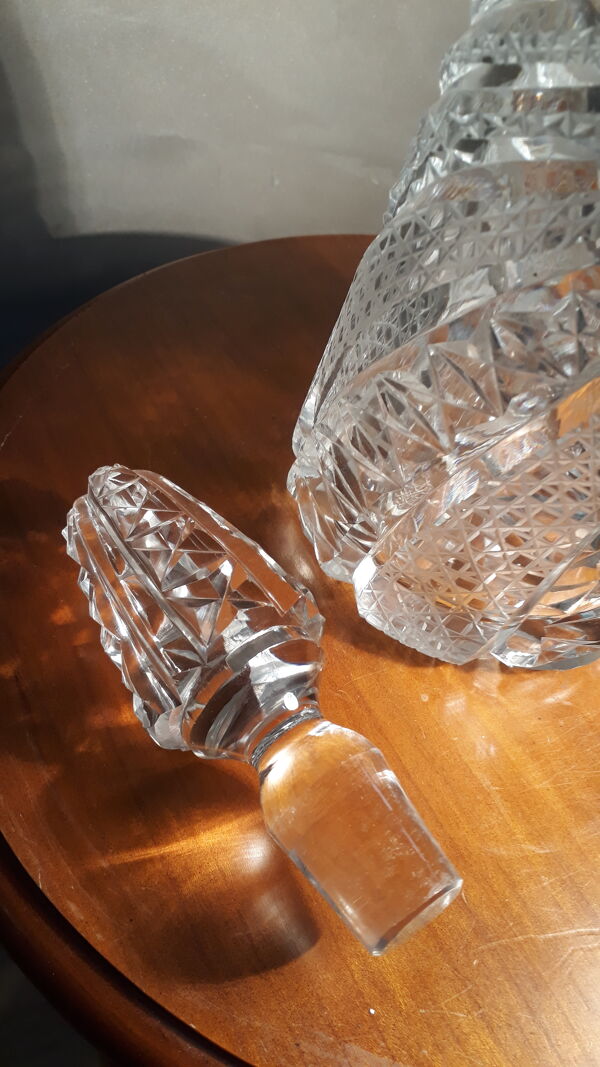 Carafe cristal et bouchon taillée et ciselée gros travail ancien