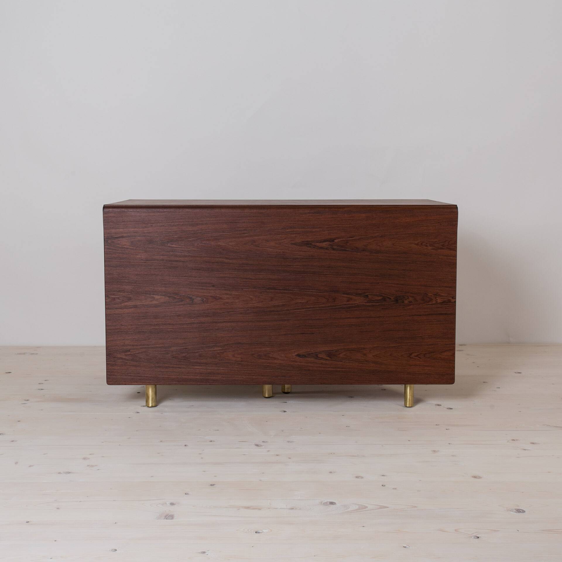 Table à manger vintage, bois de teck, éléments en laiton, Norvège, années 1950