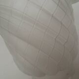 Wall light at 45° and its very elaborate frosted glass tulip
