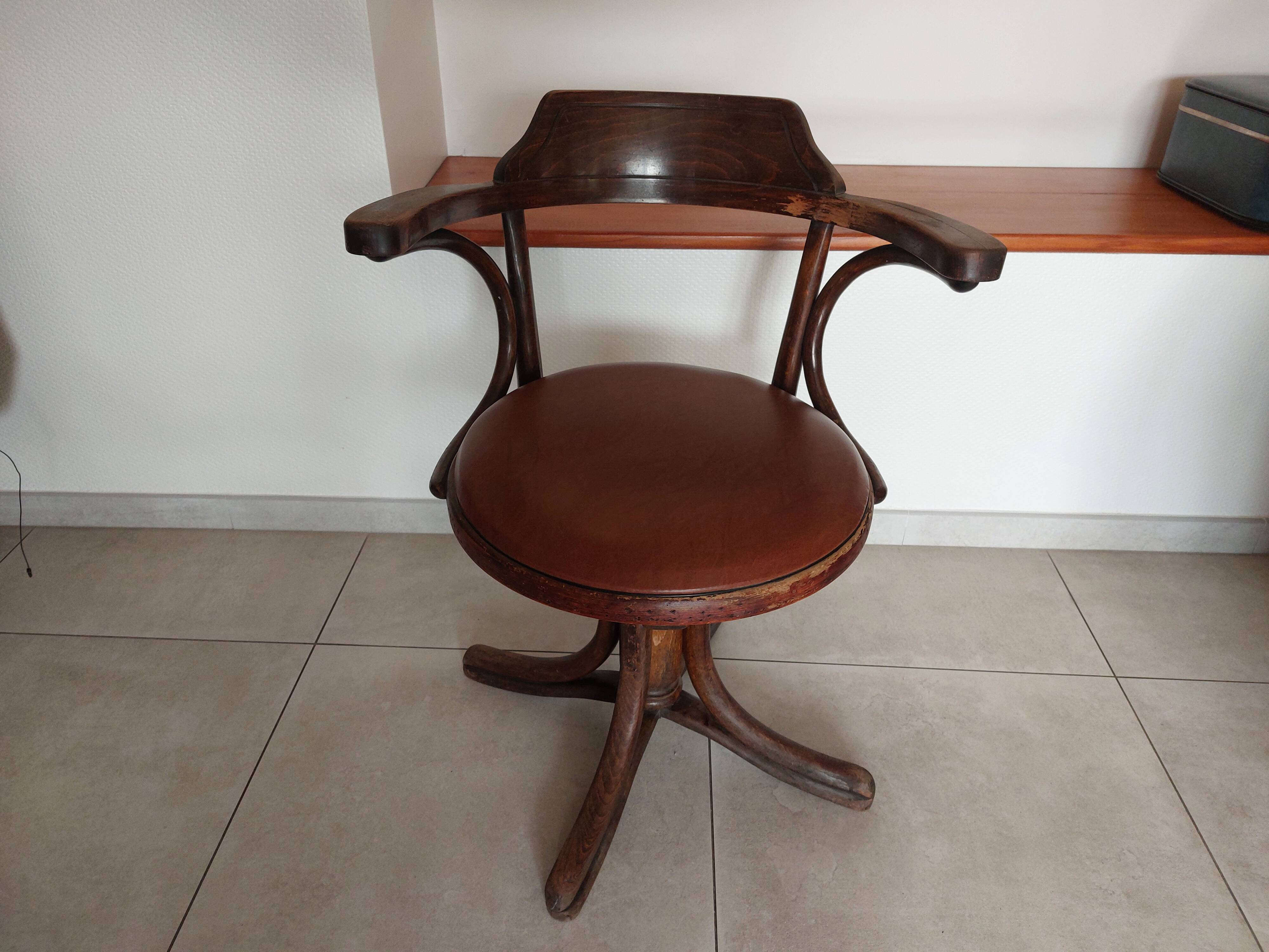 Thonet armchair, swivel, in wood and faux leather.