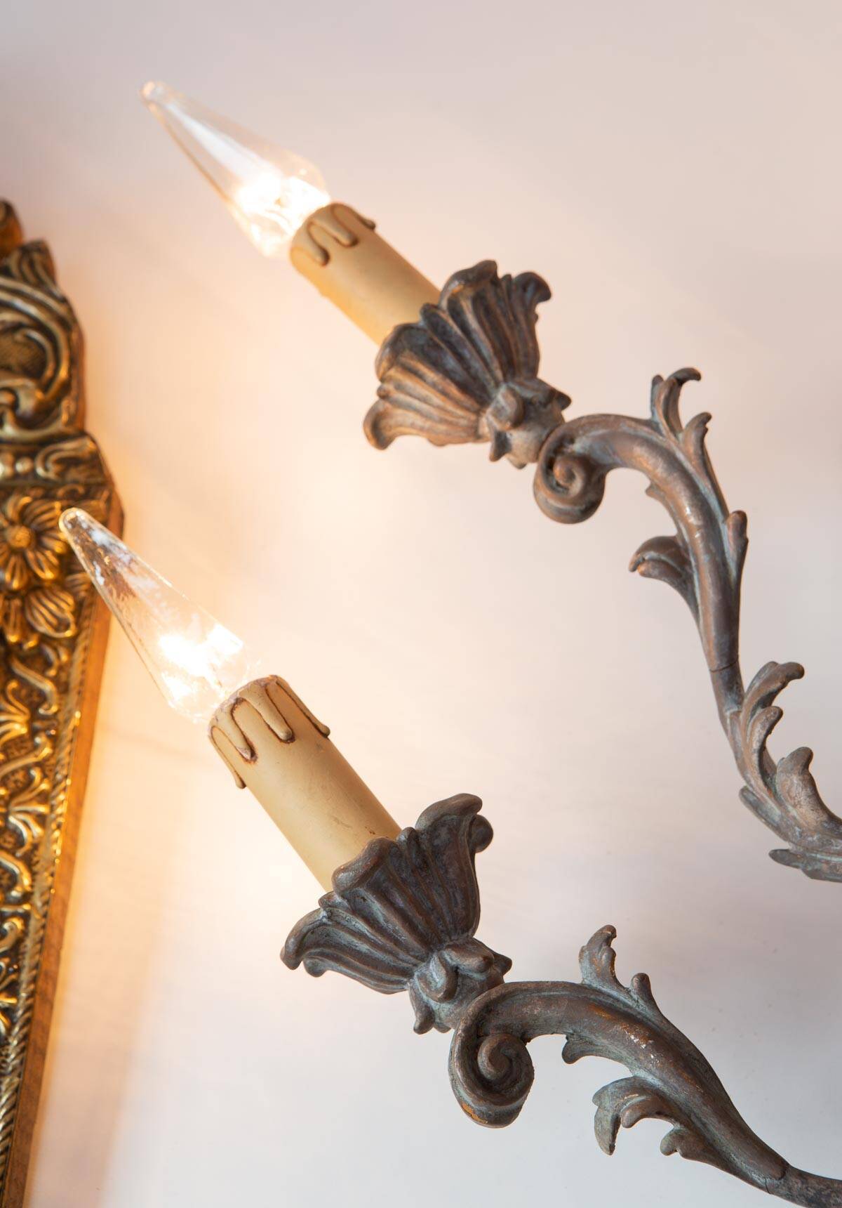 Large Italian Florentine style wall lamp in wood and metal