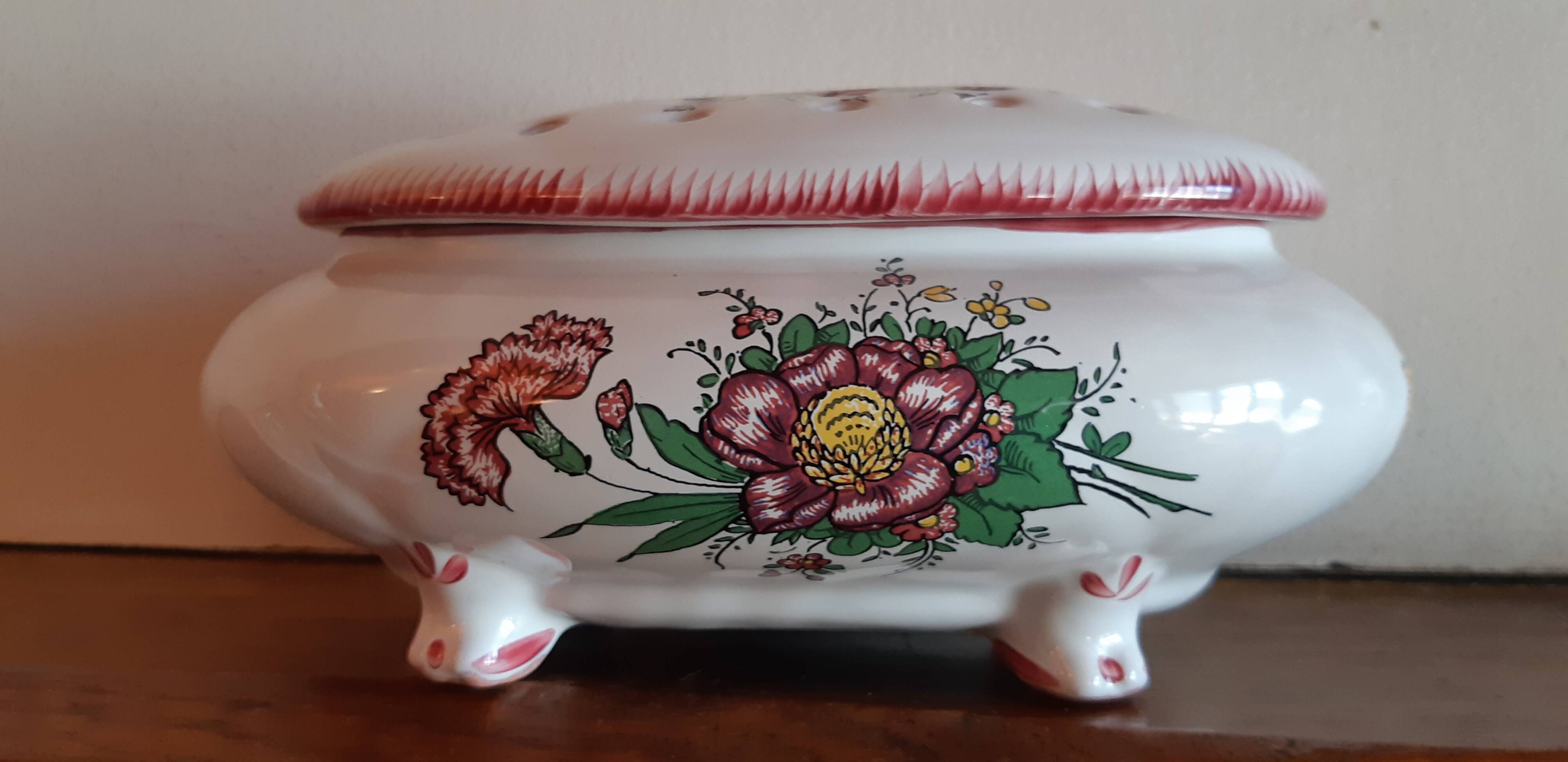 Pique flowers pottery art of Angoulême Le Renoleau