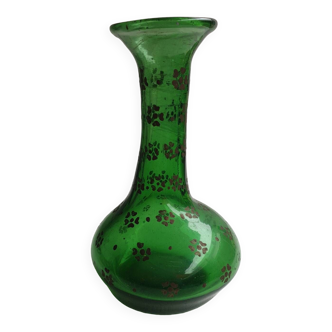 Vase en verre soufflé vert début XXème