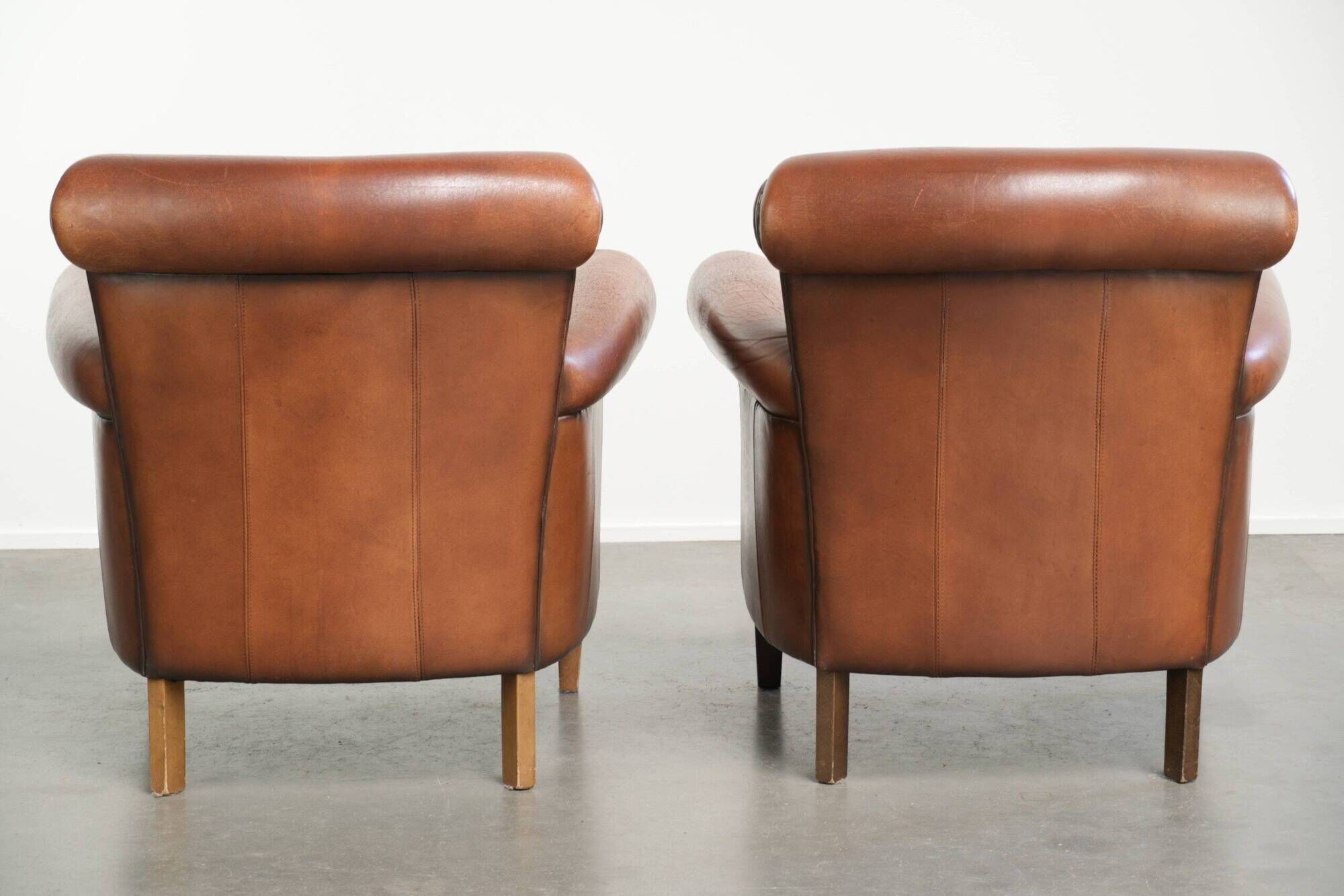 Set of 2 comfortable sheepskin armchairs with a timeless look