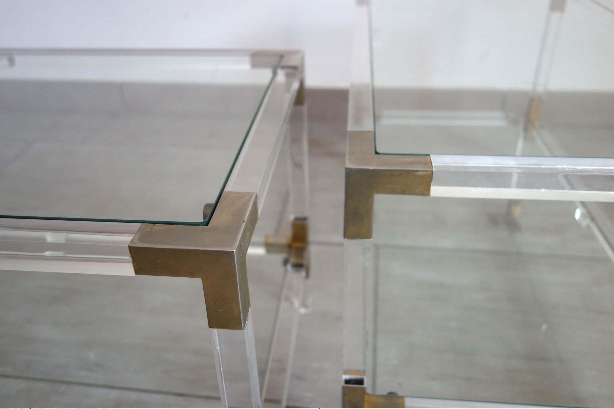 Paire de tables basses italiennes plexiglass, verre et laiton années 70