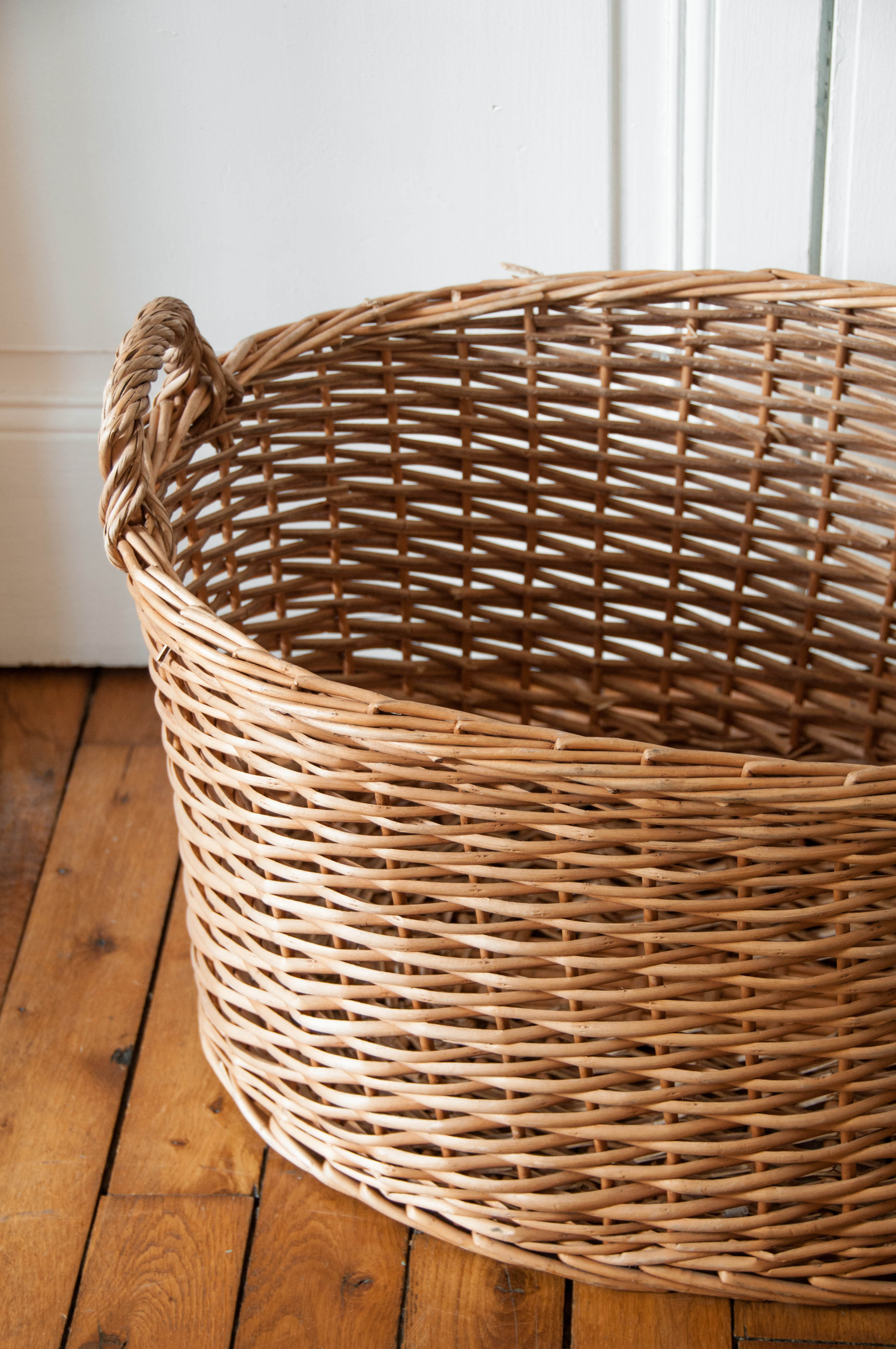Oval wicker panière